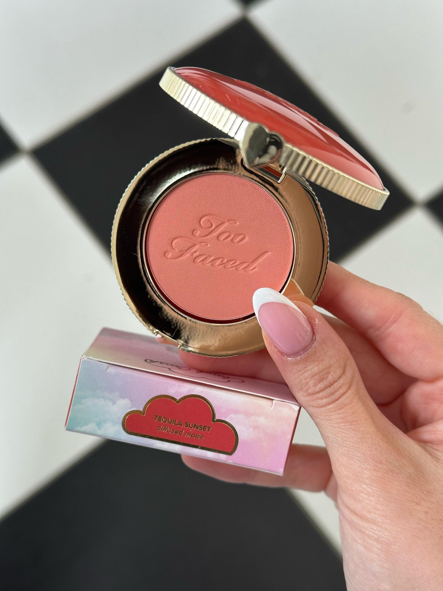 TOO FACED Cloud Crush Blush - Tequila Sunset
Velvety Second-Skin Powder Formula