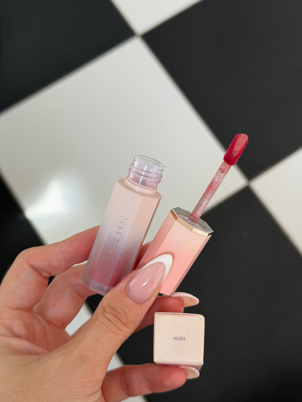 DEAR DAHLIA Blooming Edition - Hush
Petal Touch Plumping Lip Velour - Lip Stain