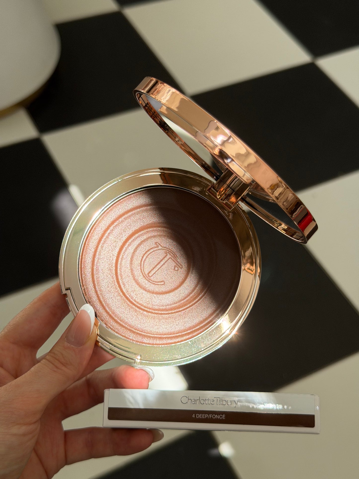 CHARLOTTE TILBURY Beautiful Skin Sun-Kissed Glow Bronzer (4)
Face & Body