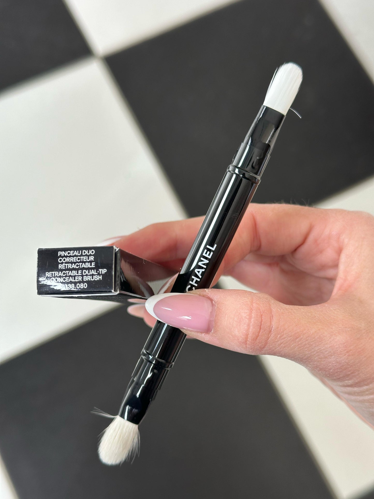 CHANEL Les Pinceaux De Chanel
Retractable Dual-Tip Concealer Brush