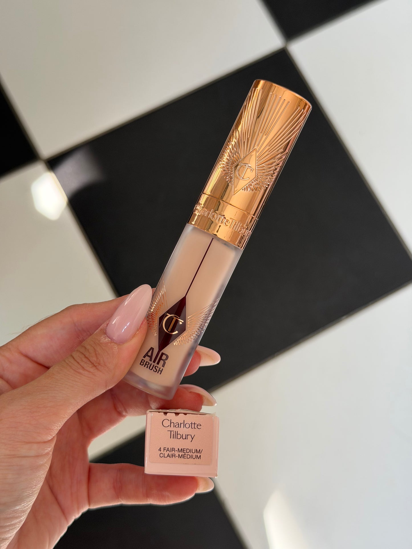 CHARLOTTE TILBURY Airbrush Flawless Blur Concealer (4)
Hydrating, Full-Coverage And 24-Hour Creaseless Wear