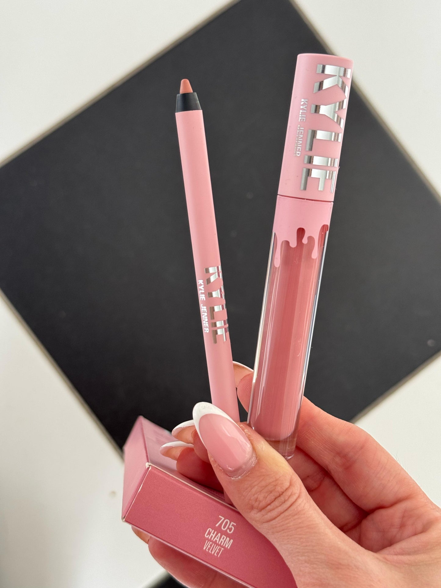 KYLIE JENNER Matte Lip Kit - Lip Liner & Liquid Lipstick (705)
