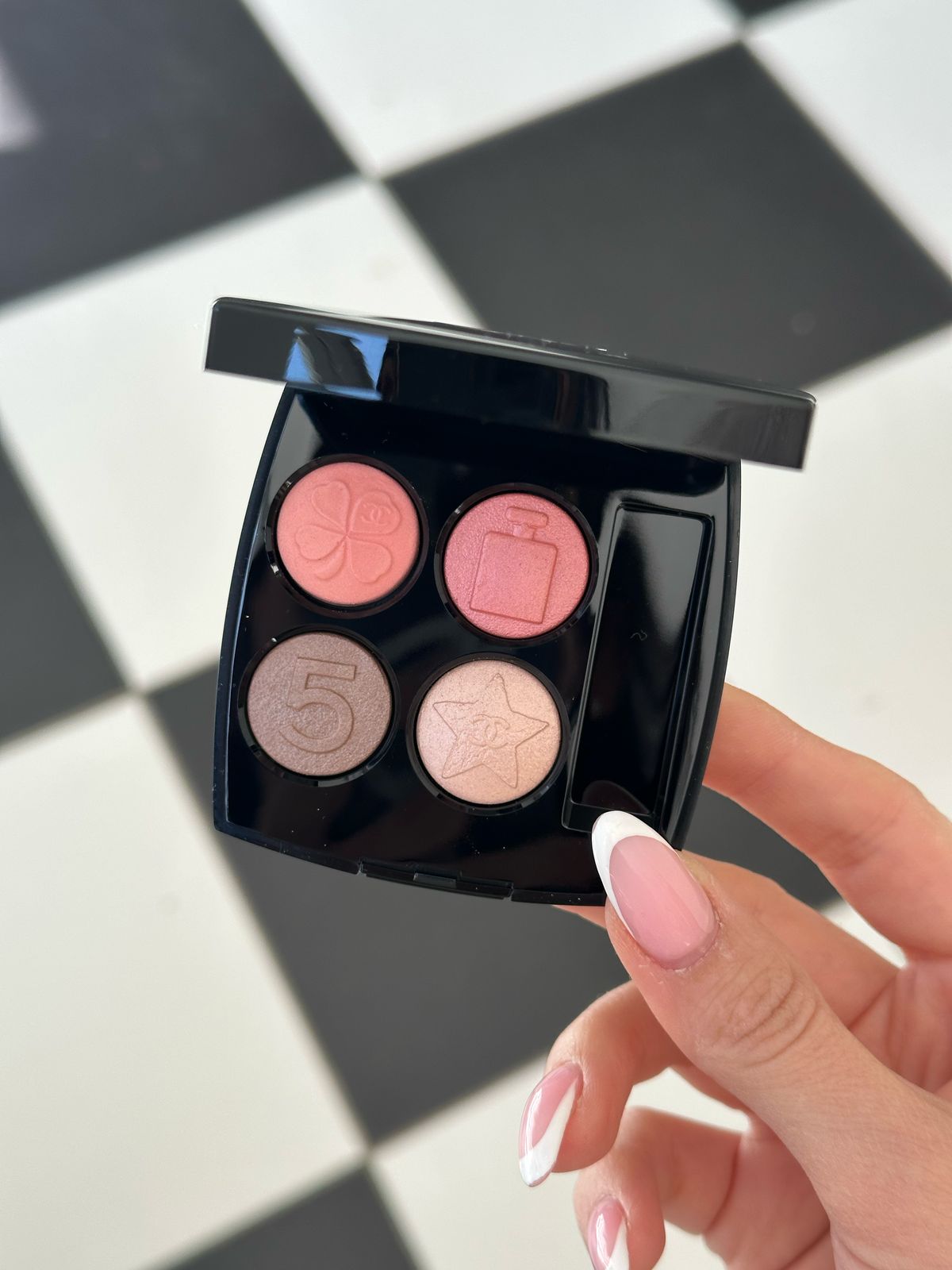 CHANEL Les 4 Ombres Boutons - Multi Quadra Eye Shadow (209