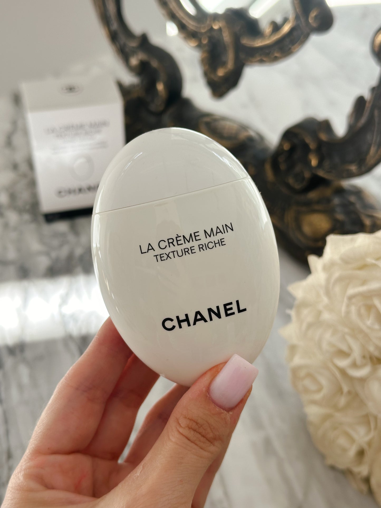 CHANEL La Crème Main Texture Riche
Hand Cream Nourish-Protect-Illuminate