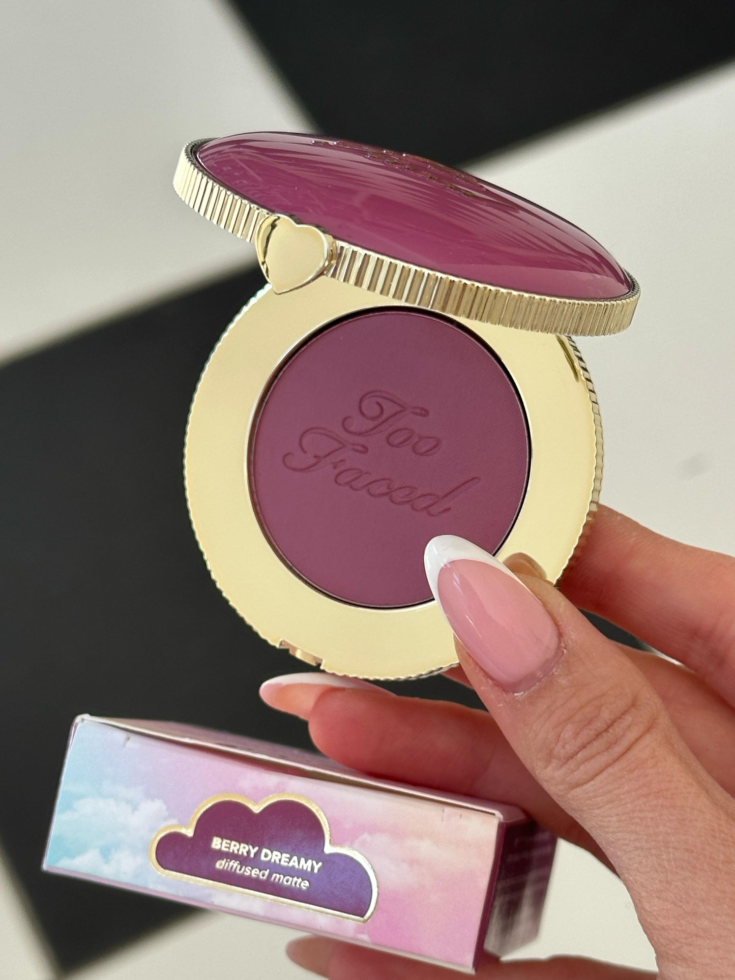TOO FACED Cloud Crush Blush - Berry Dreamy
Velvety Second-Skin Powder Formula