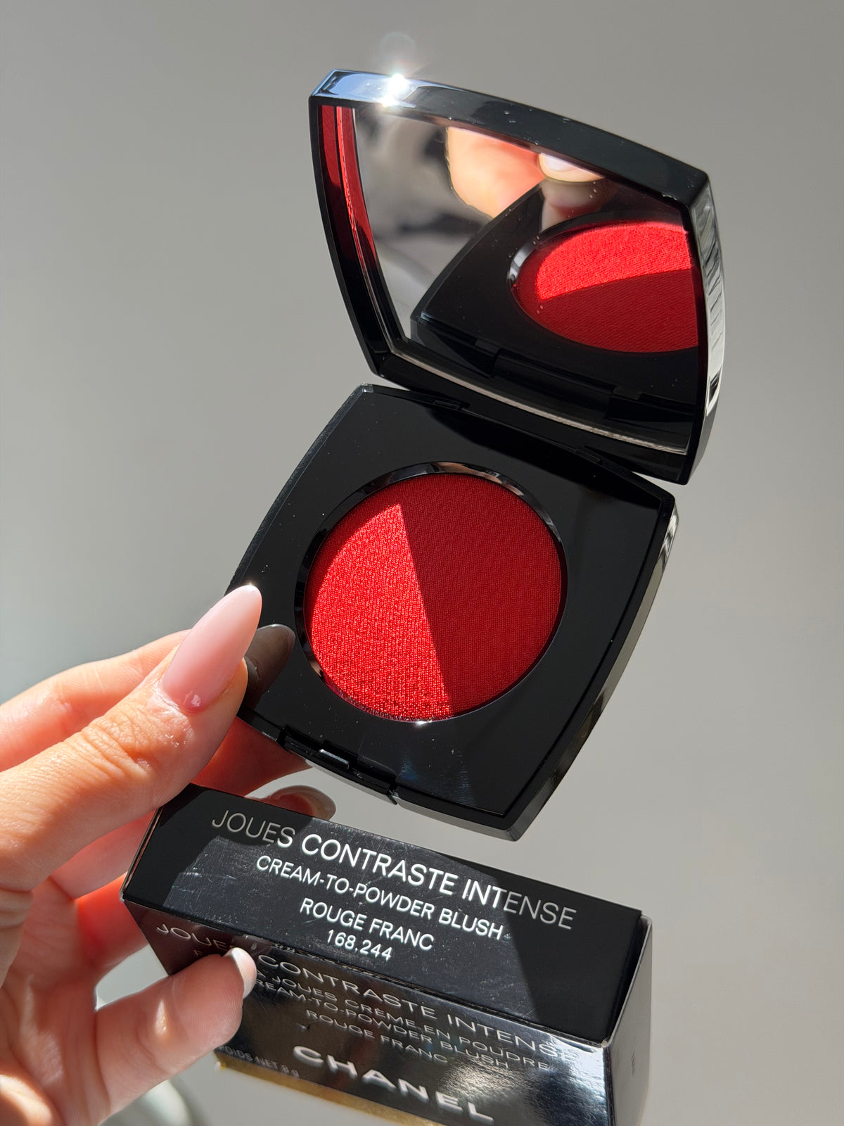 CHANEL Joues Contraste Intense
Cream-to-Powder Blush (Rouge Franc)