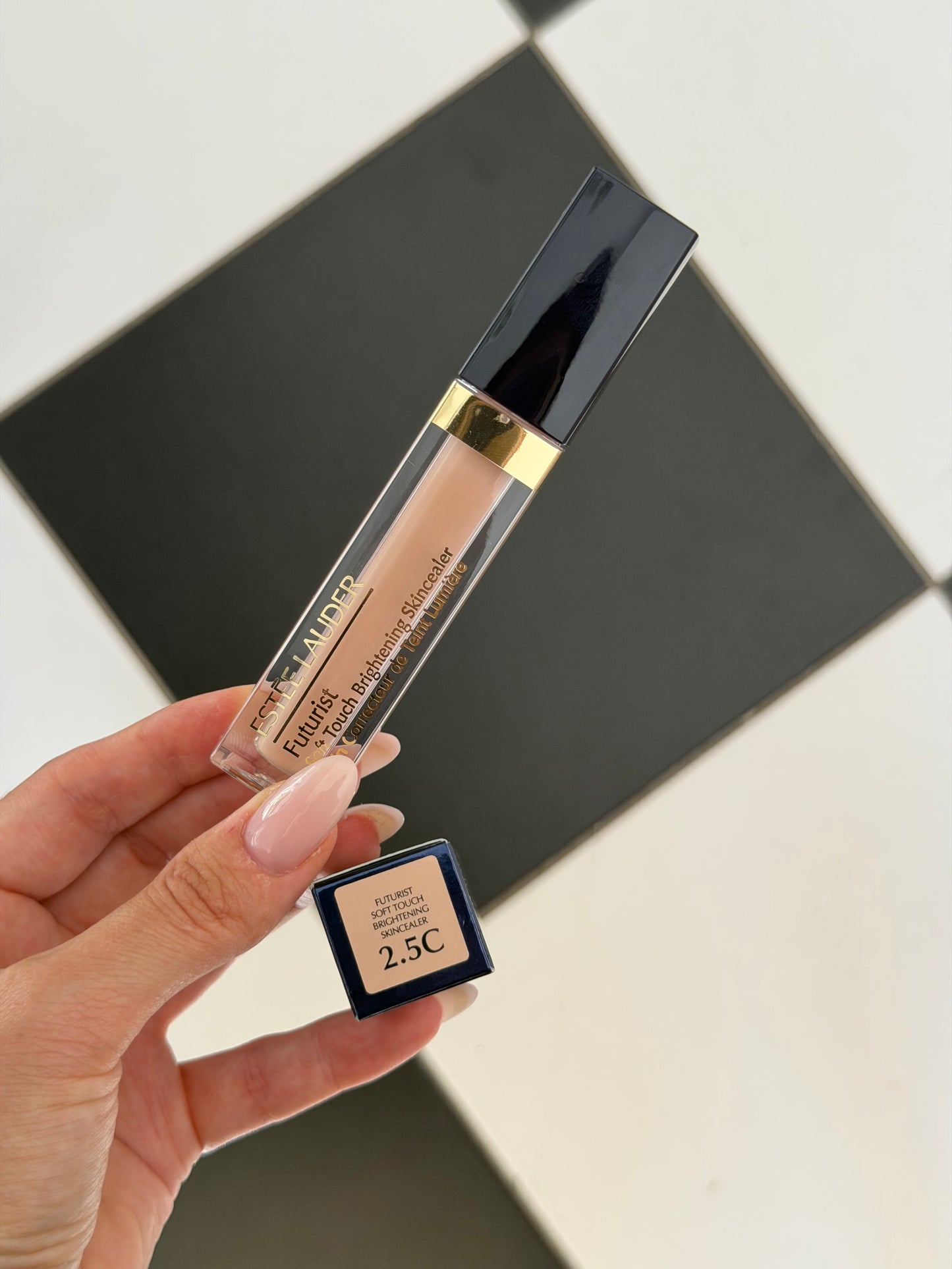 ESTÉE LAUDER Futurist
Soft Touch Brightening Skincealer Concealer (2.5C)