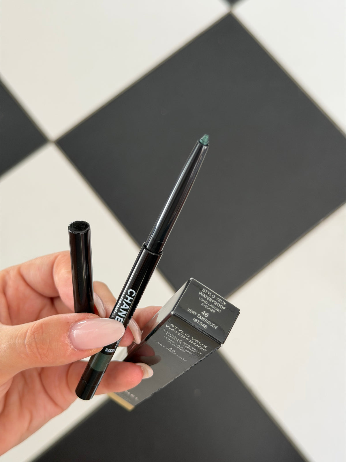 CHANEL Stylo Eyes Waterproof (46)
Long-Lasting Eyeliner