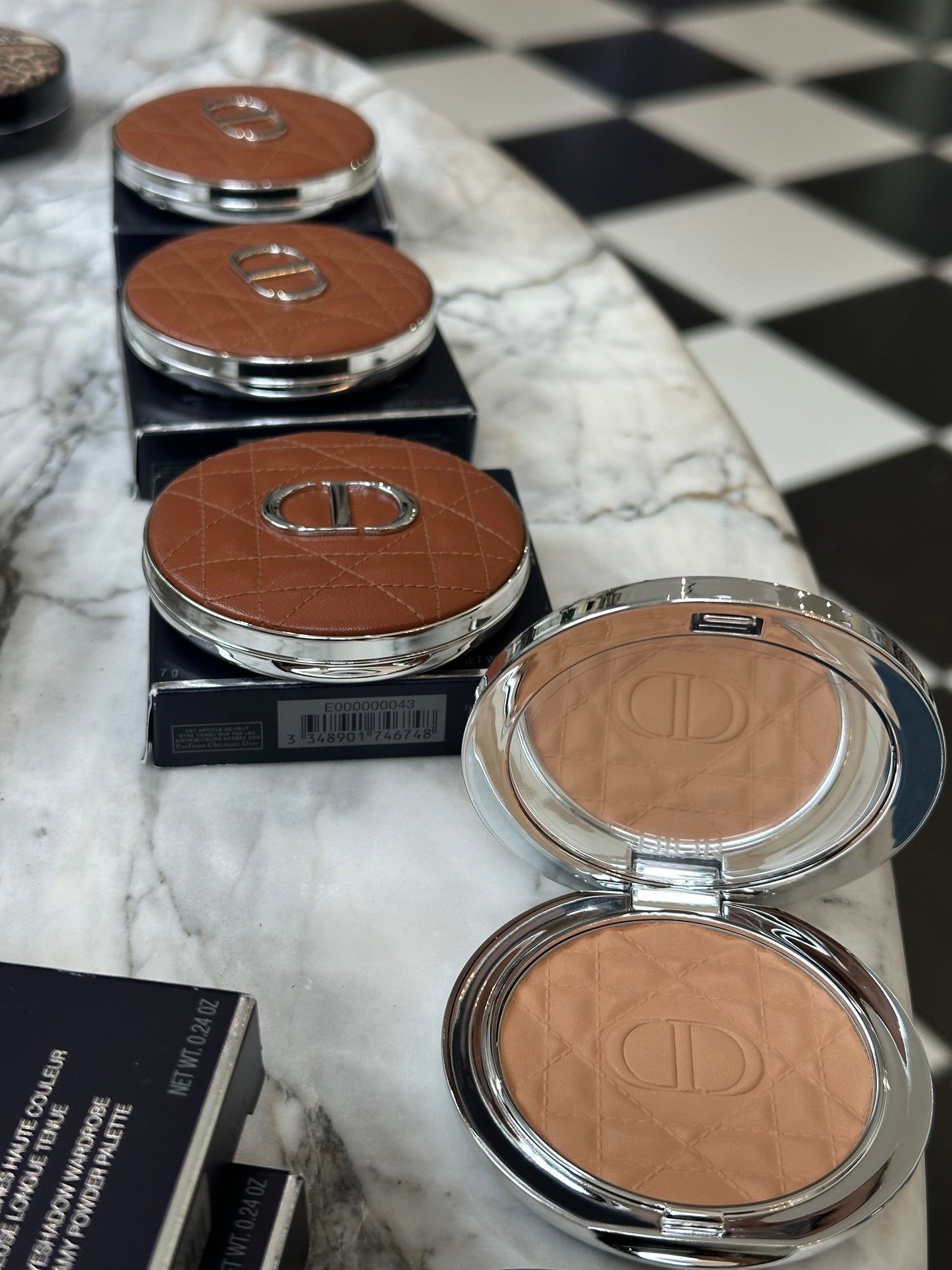 DIOR Forever Nude Bronze (05)
Longwear Tanned-Effect Powder Bronzer - Natural Glow or Matte Finish - Infused with Hyaluronic Acid