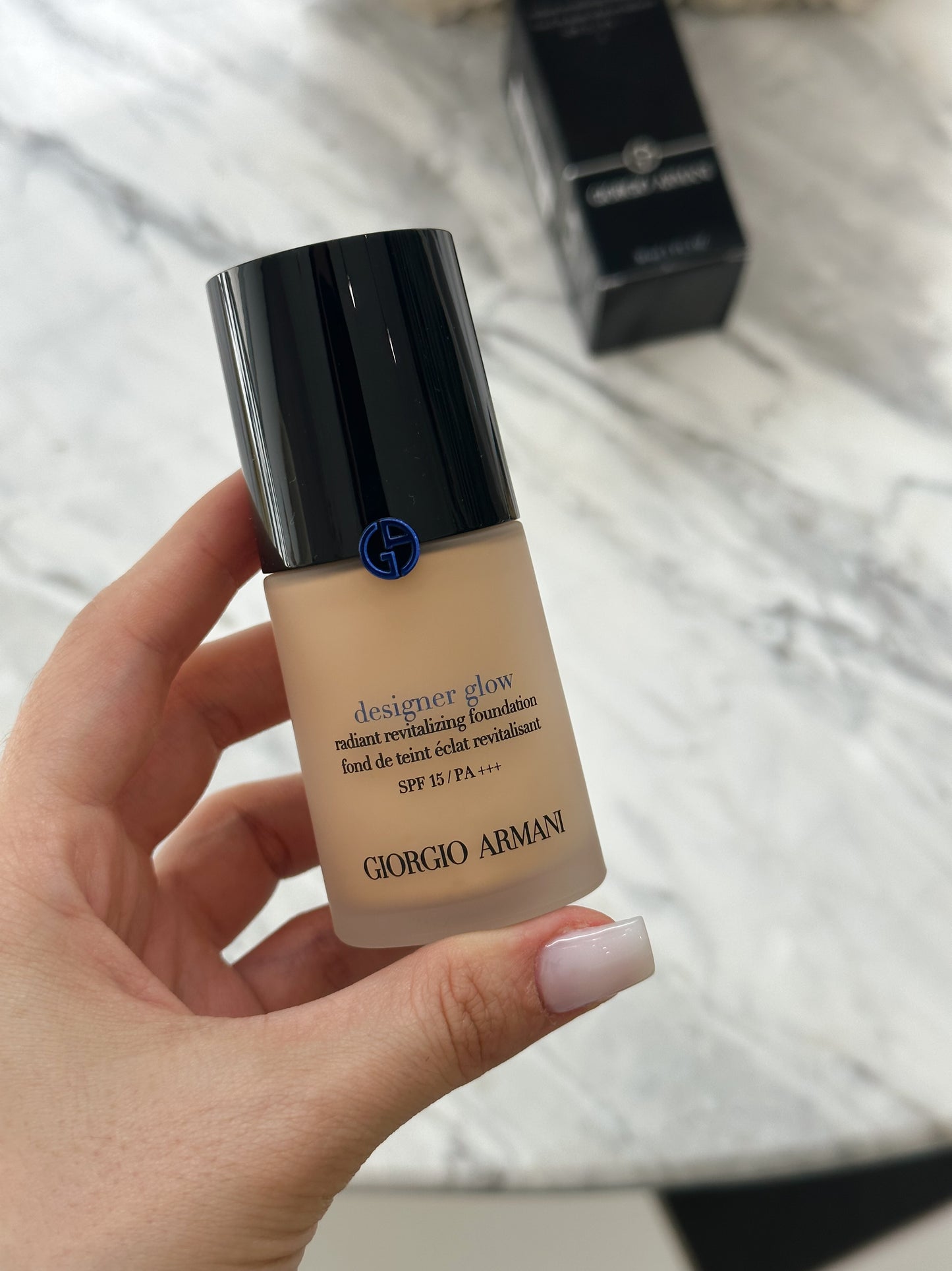 ARMANI Designer Glow (4) Radiant Revitalizing Foundation SPF15