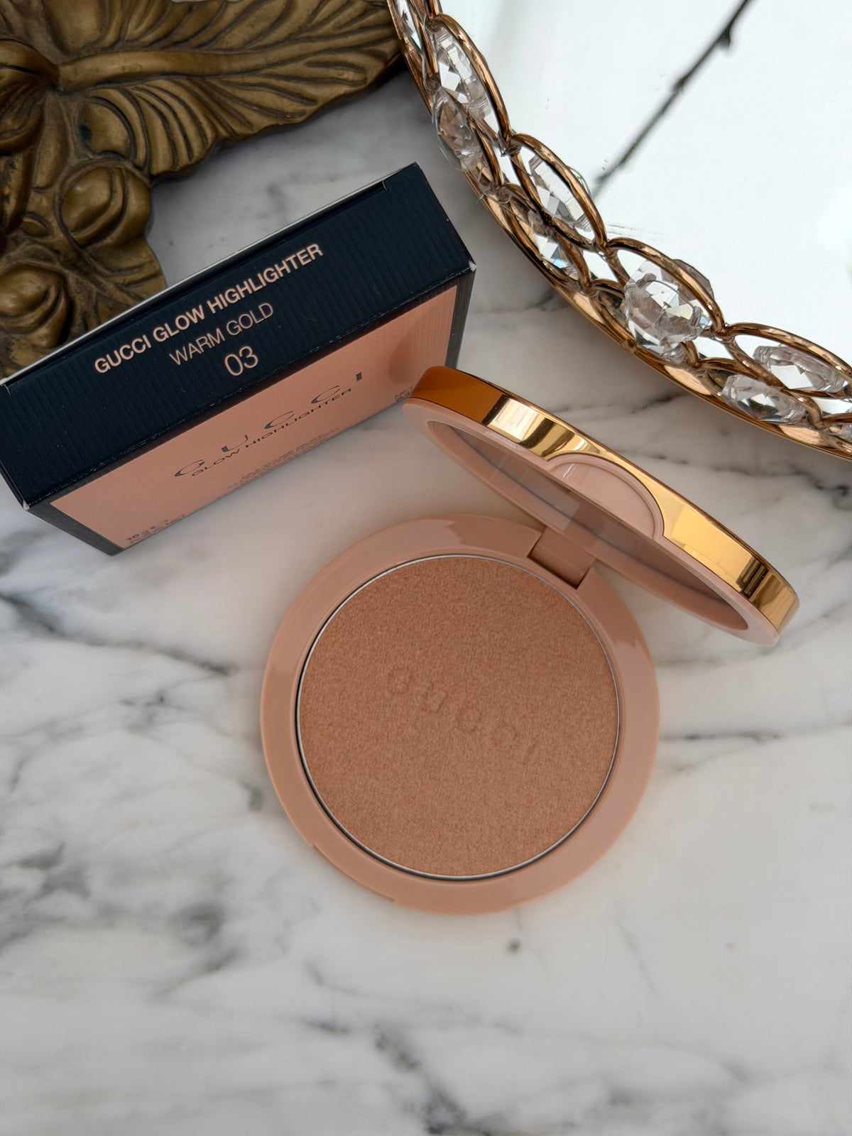 GUCCI Glow Highlighter (03)
Multi-Use Silky Illuminating Powder