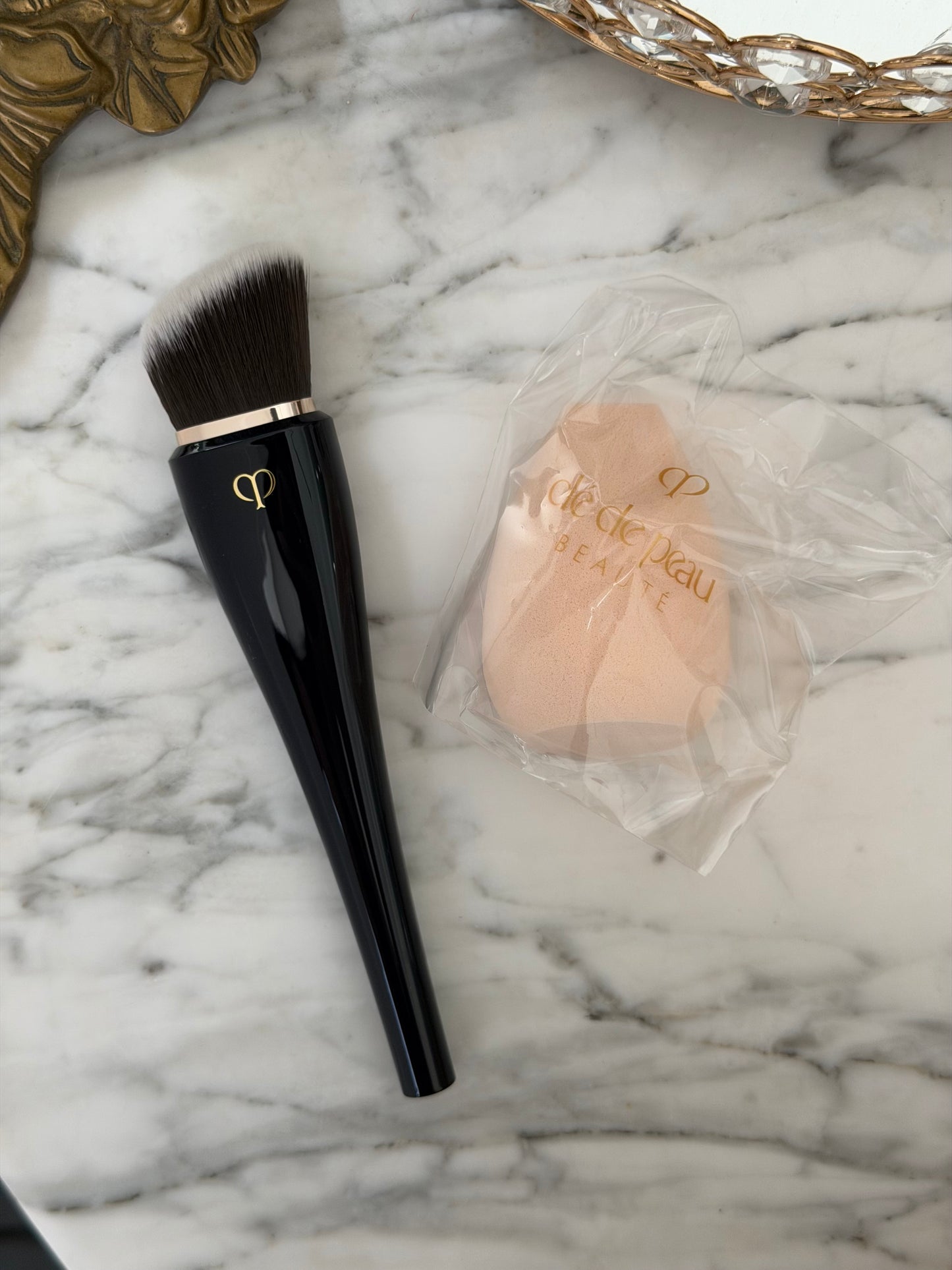 CLÉ DE PEAU BEAUTÉ Light Coverage Foundation Brush