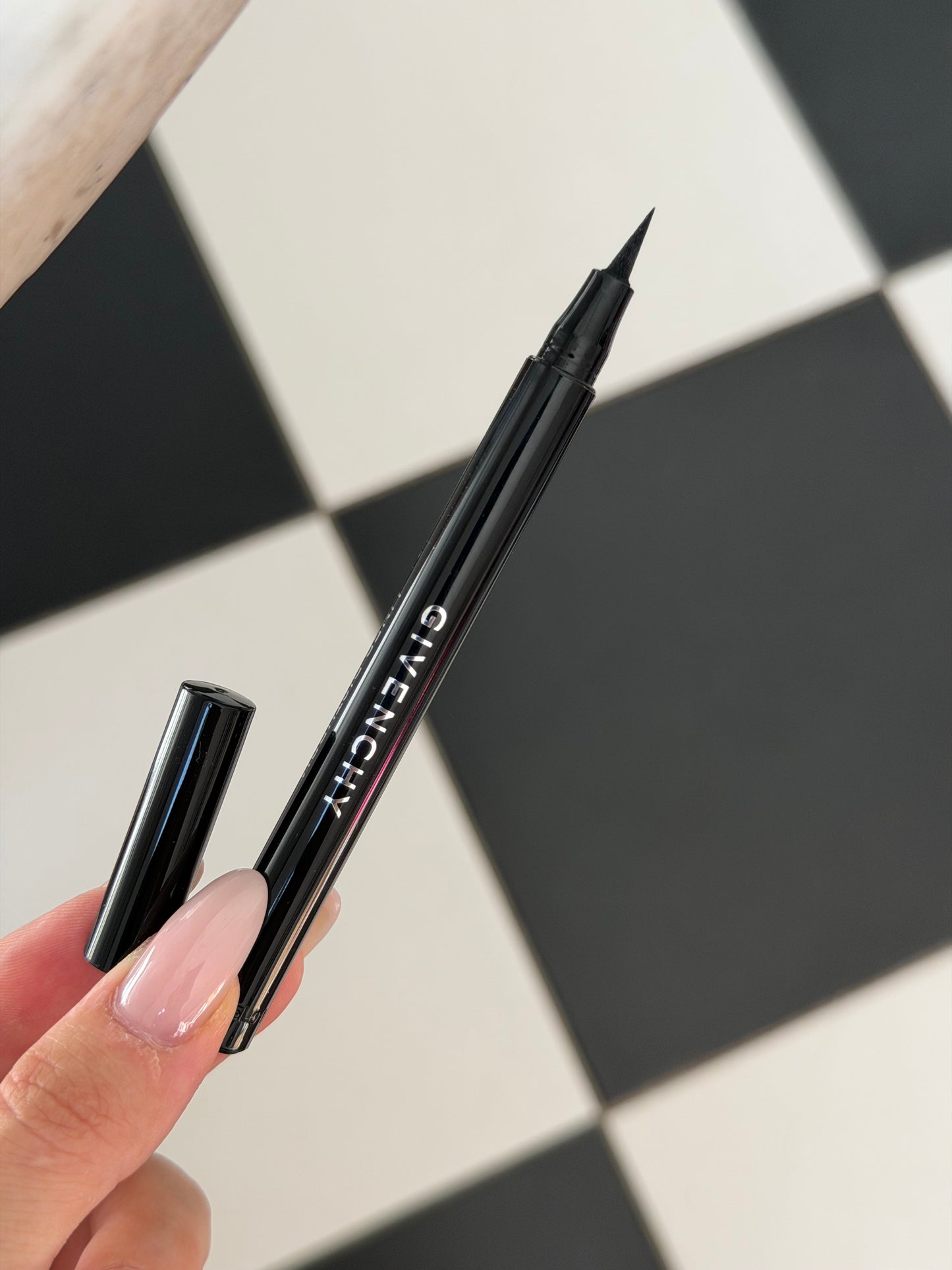 GIVENCHY Liner Disturbia
Precision Felt-Tip Eyeliner - Intense Black