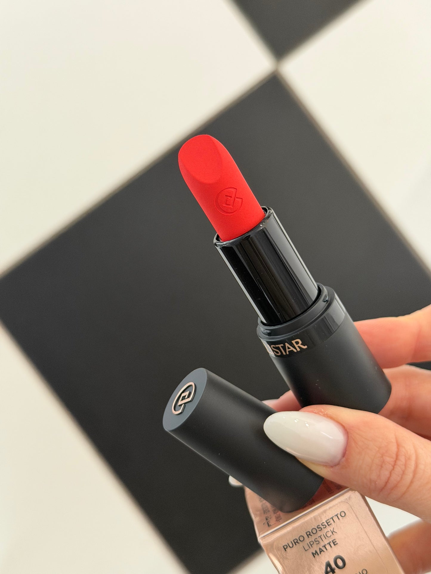 COLLISTAR
Puro Matte Lipstick (40)
Hydrated Lips With a Long-Lasting Matte Finish