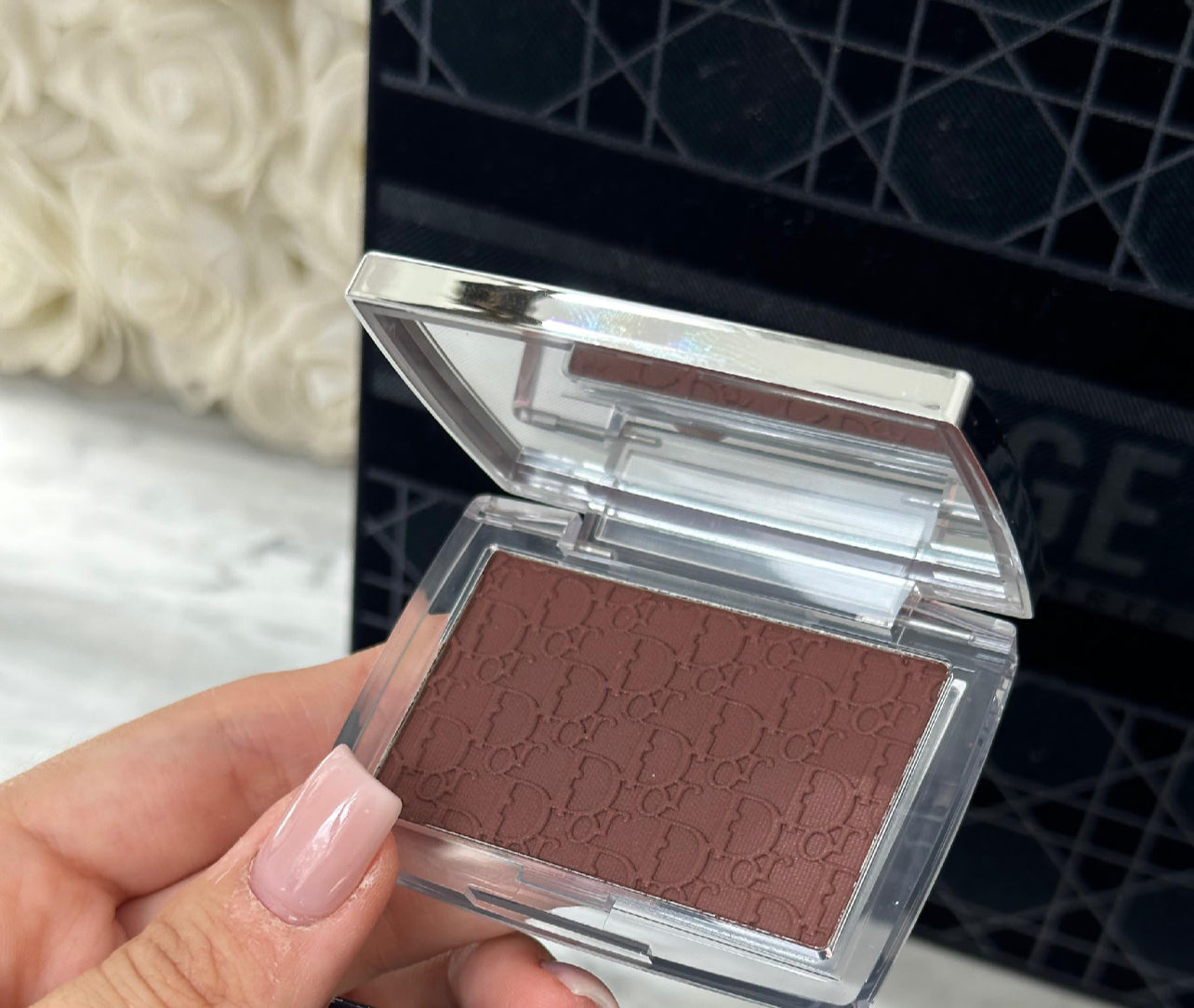 DIOR Rosy Glow (020 Mahogany)
Color-Awakening Blush - Natural Healthy Glow Effect