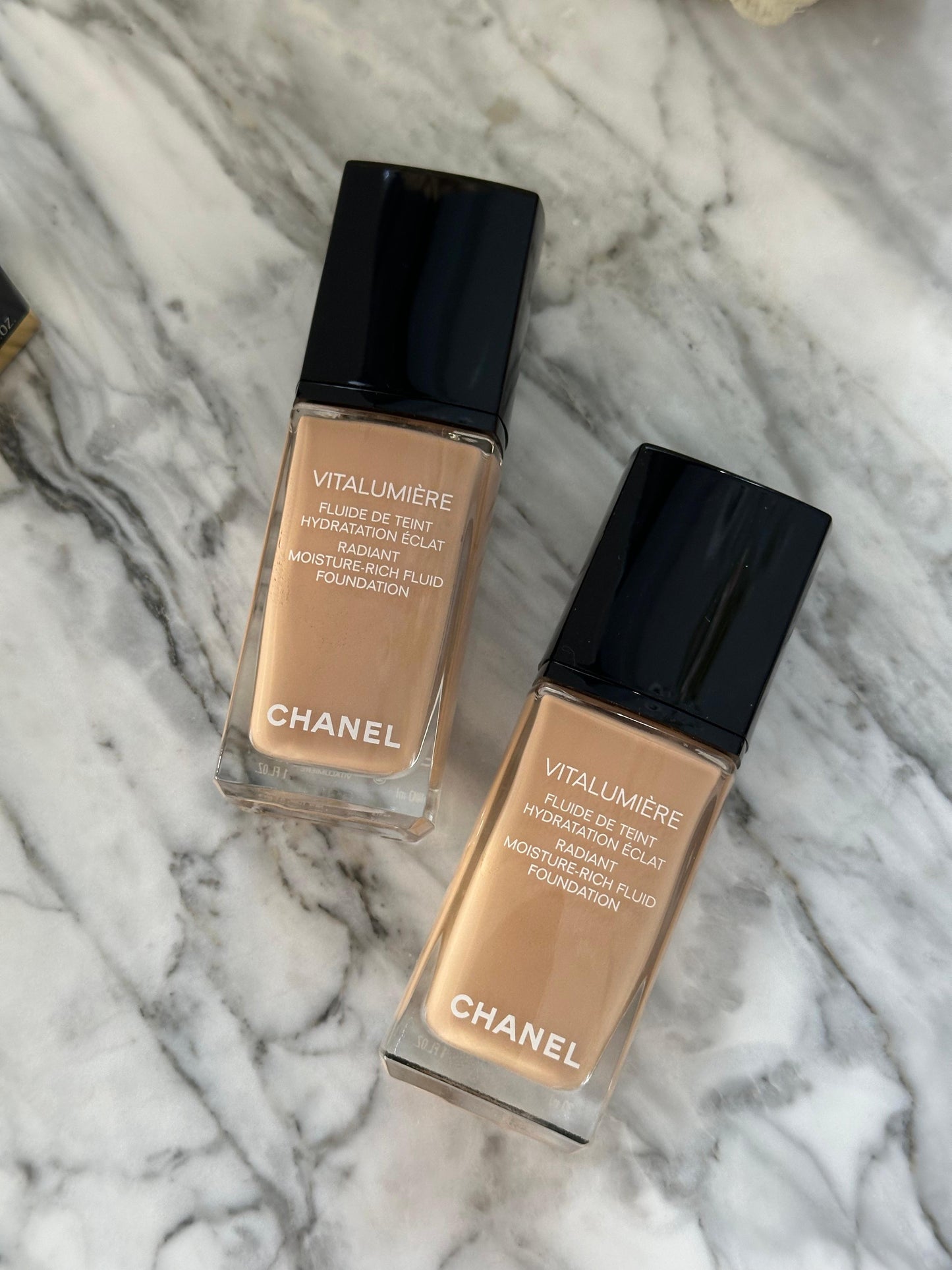 CHANEL Vitalumière (10)
Radiant, Moisture-Rich Fluid Foundation