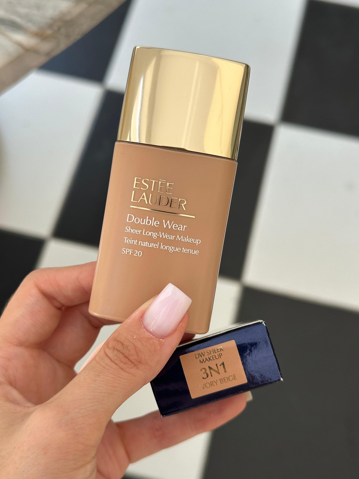 ESTÉE LAUDER
Double Wear Sheer Long-Wear Foundation SPF20
