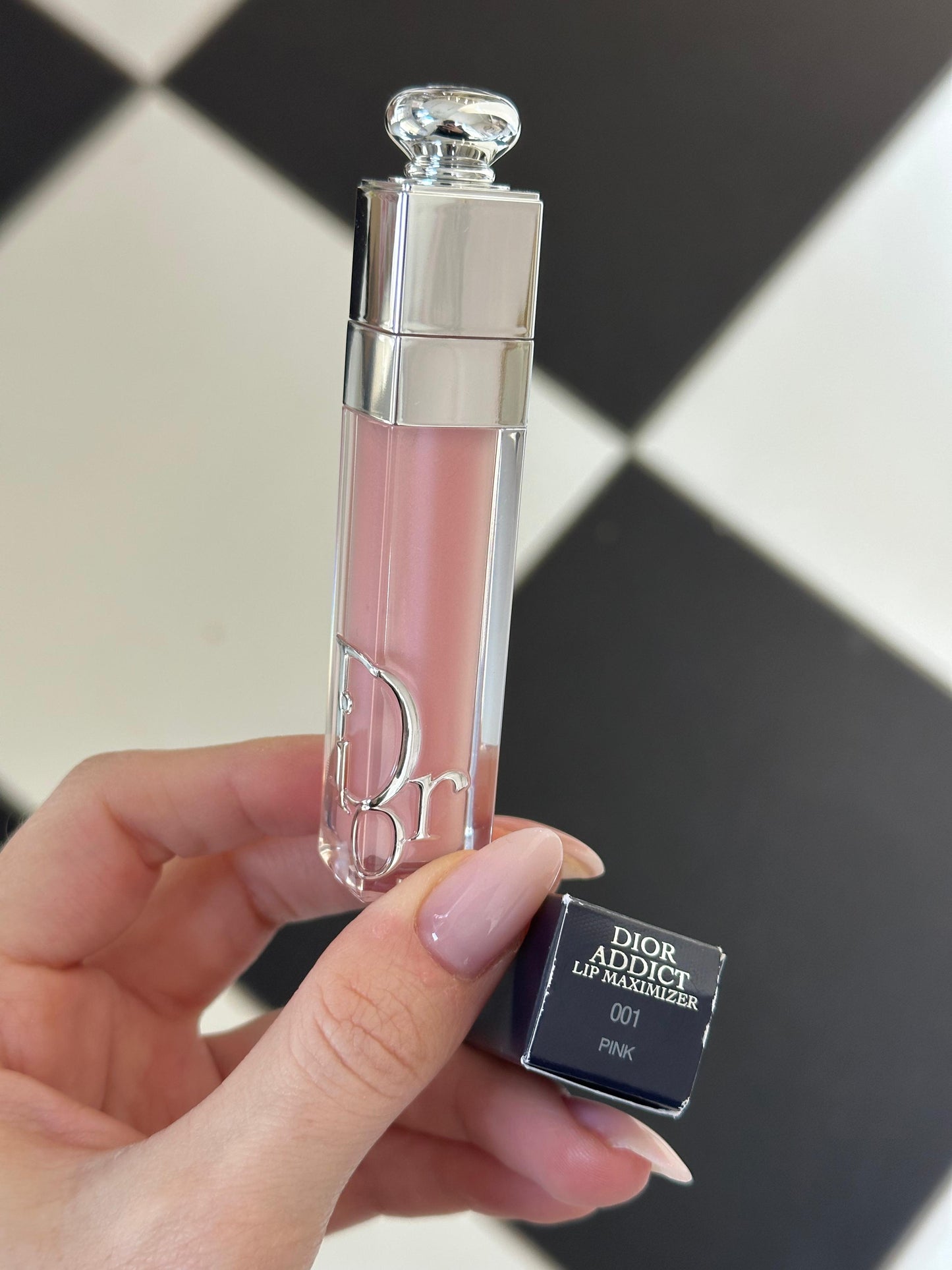 DIOR Addict Lip Maximizer (001)
Plumping Gloss - Instant and Long-Term Volume Effect - 24h Hydration