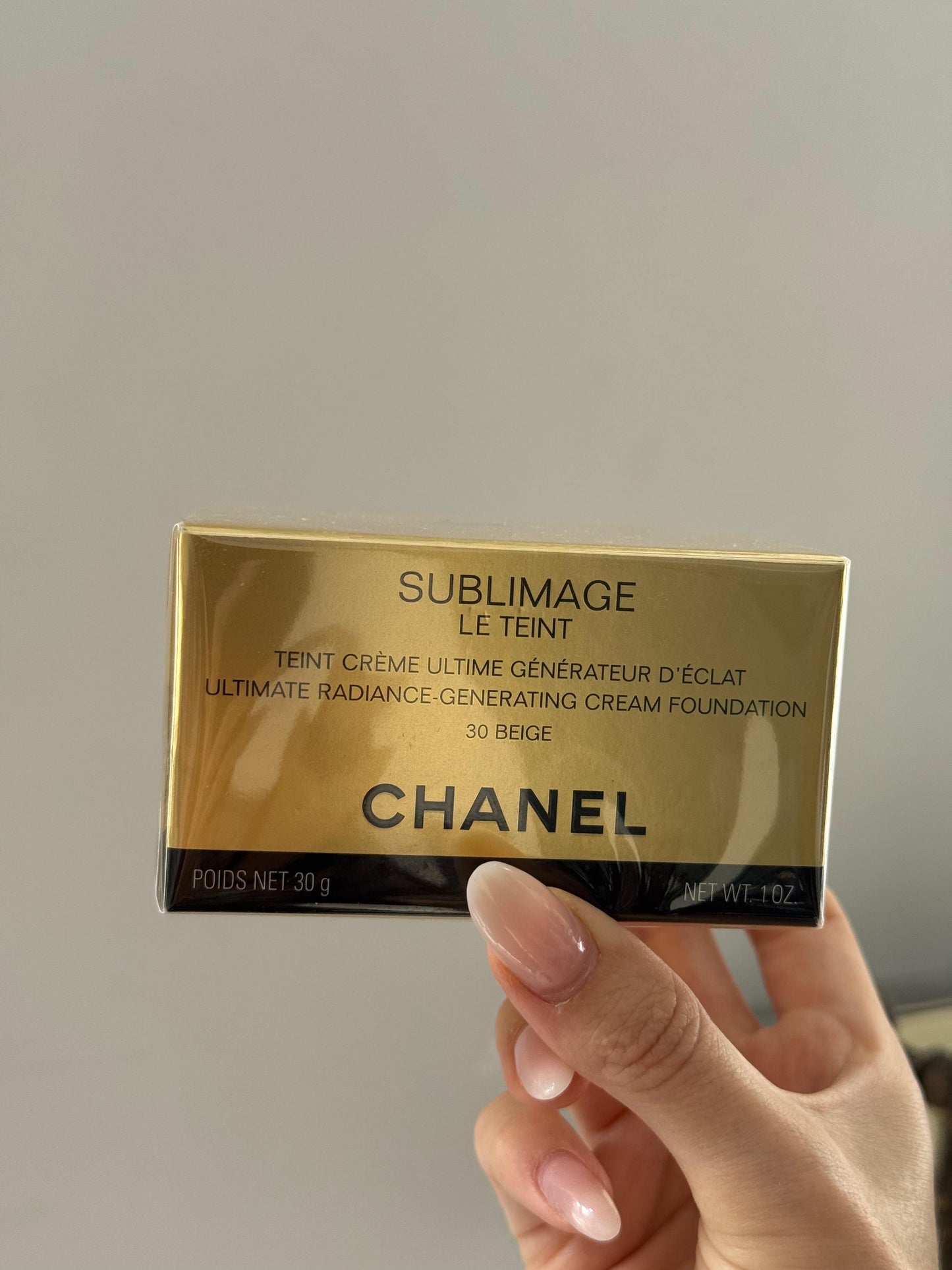 CHANEL Sublimage Le Teint
Ultimate Radiance - Generating Cream Foundation