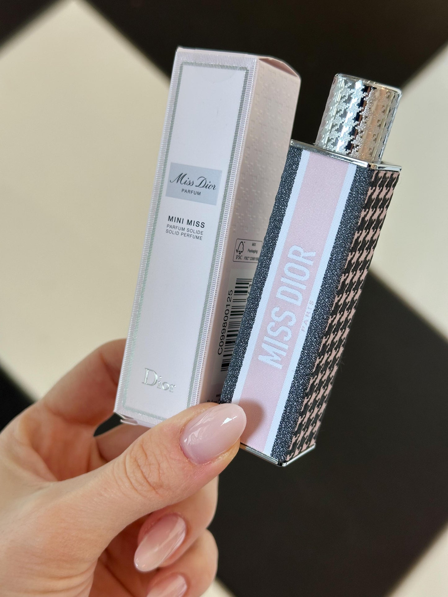 DIOR Miss Dior Mini Miss Solid Perfume - Eau de Parfum
Alcohol-Free Fragrance Stick - Velvety and Sensual Notes