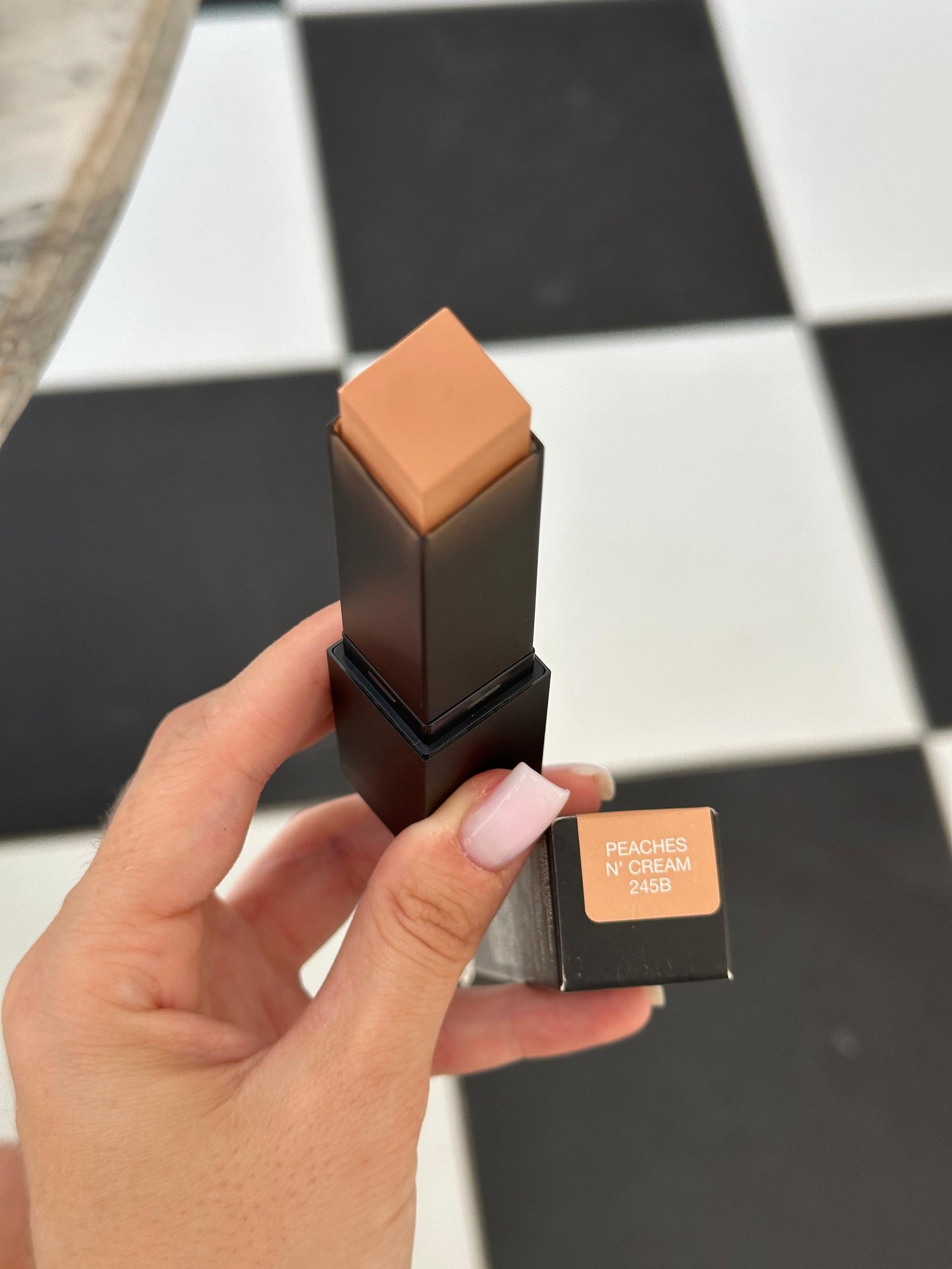 HUDA BEATY FauxFilter Skin Finish Buildable Coverage Foundation Stick