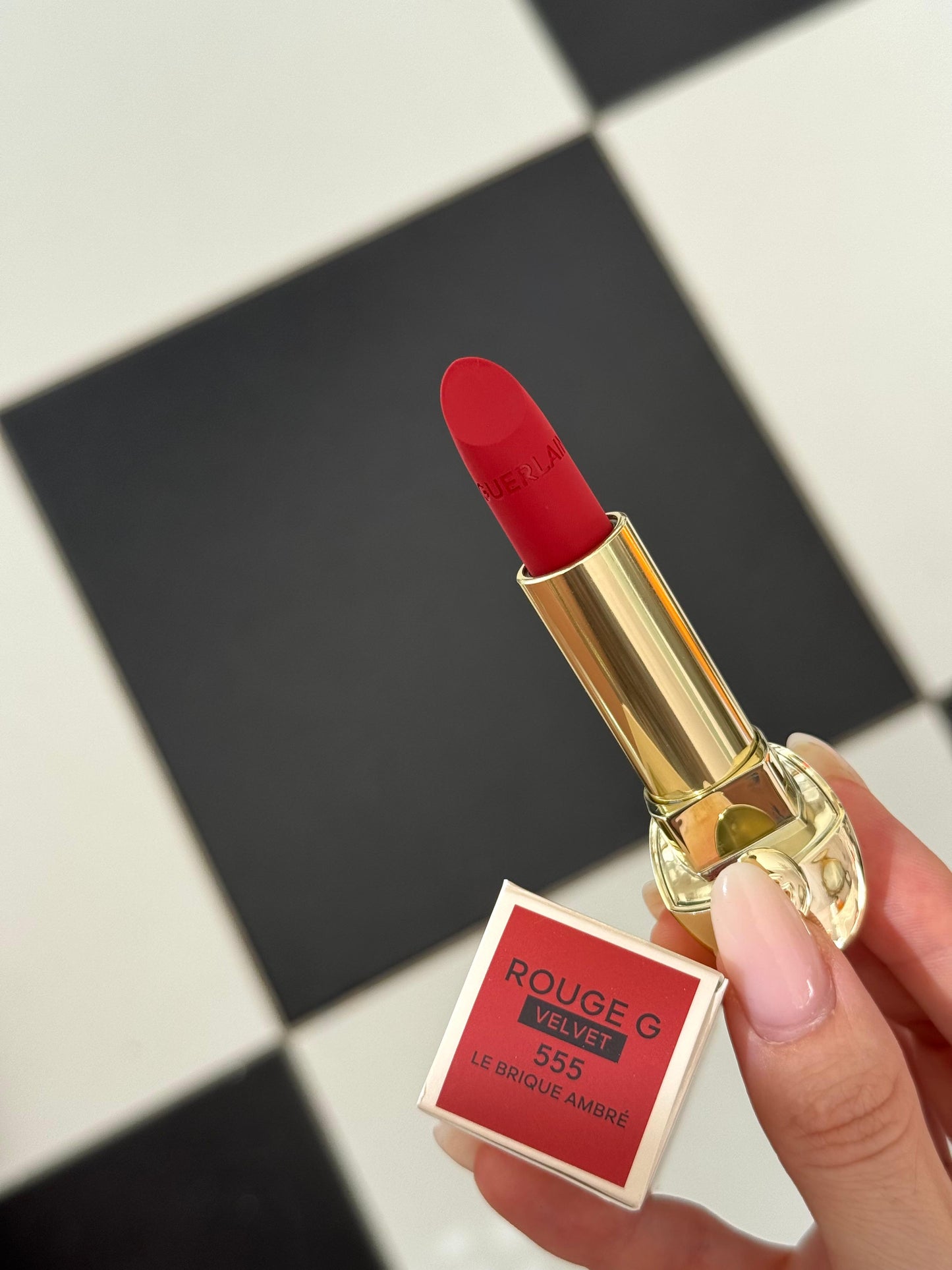 GUERLAIN Rouge G Velvet
Lipstick (555)