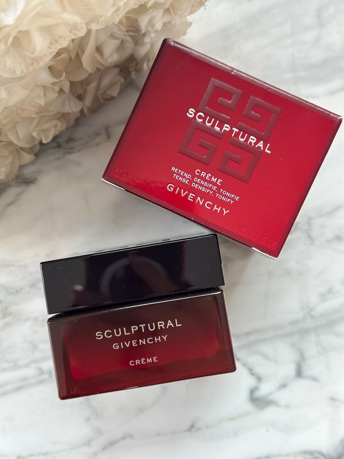 GIVENCHY
Sculptural Cream
Tense, Densify and Tonify Your Facial Contour and Volumes