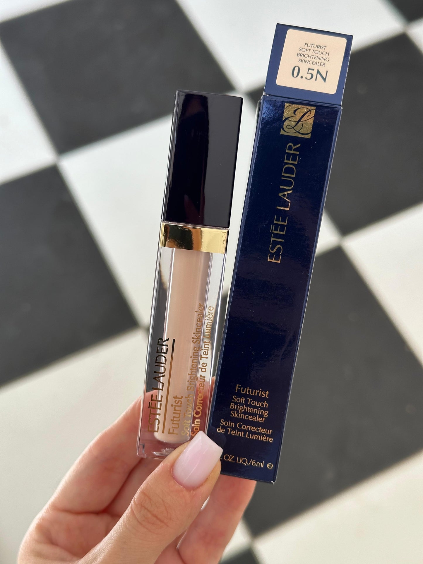 ESTÉE LAUDER Futurist
Soft Touch Brightening Skincealer Concealer