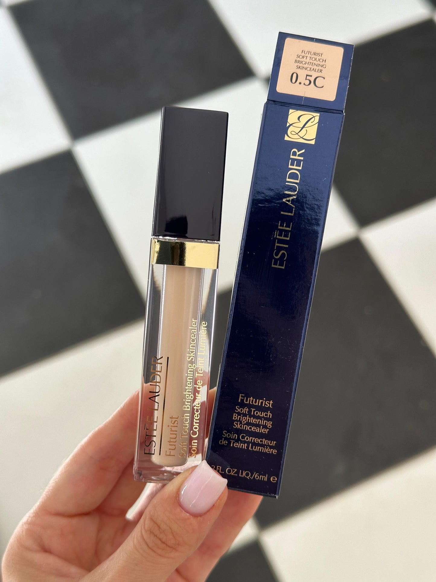 ESTÉE LAUDER Futurist
Soft Touch Brightening Skincealer Concealer
