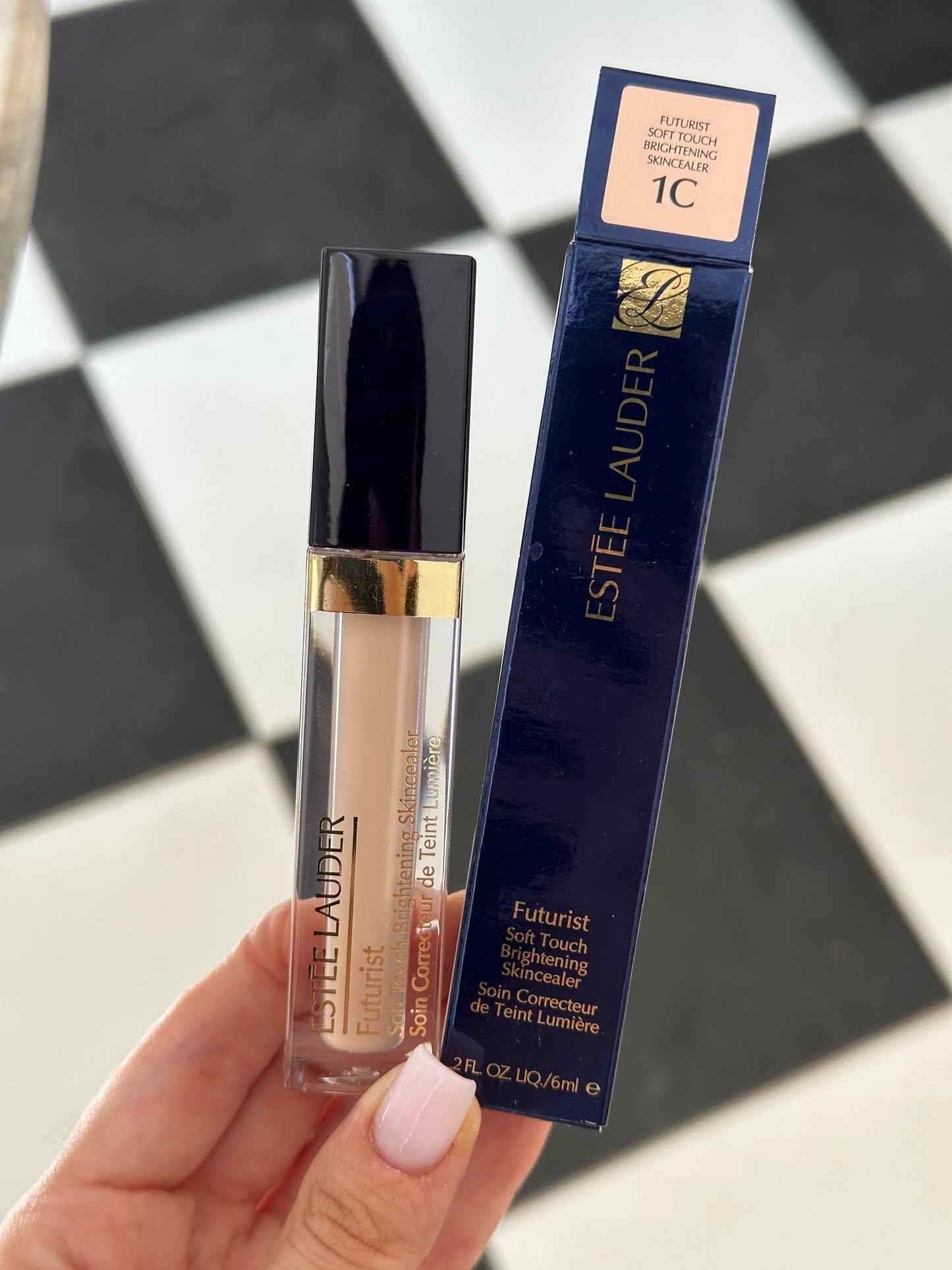 ESTÉE LAUDER Futurist
Soft Touch Brightening Skincealer Concealer