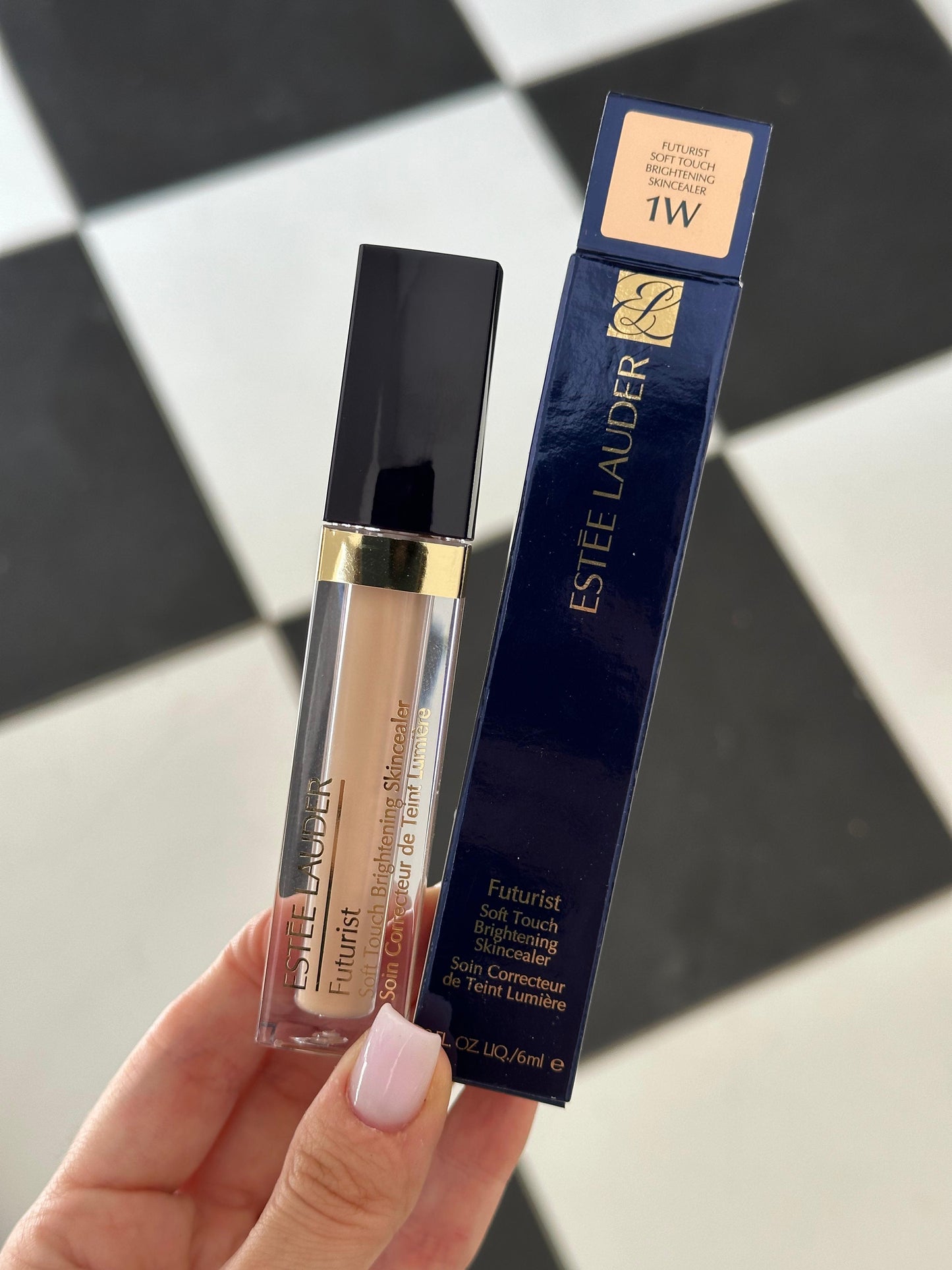 ESTÉE LAUDER Futurist
Soft Touch Brightening Skincealer Concealer
