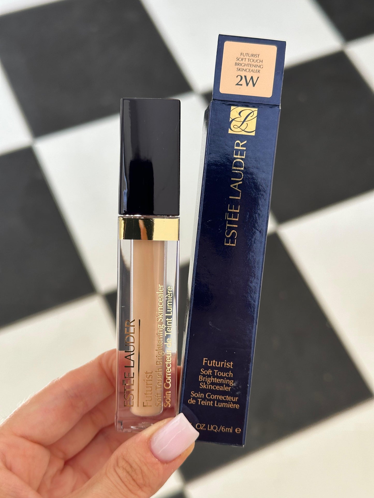 ESTÉE LAUDER Futurist
Soft Touch Brightening Skincealer Concealer