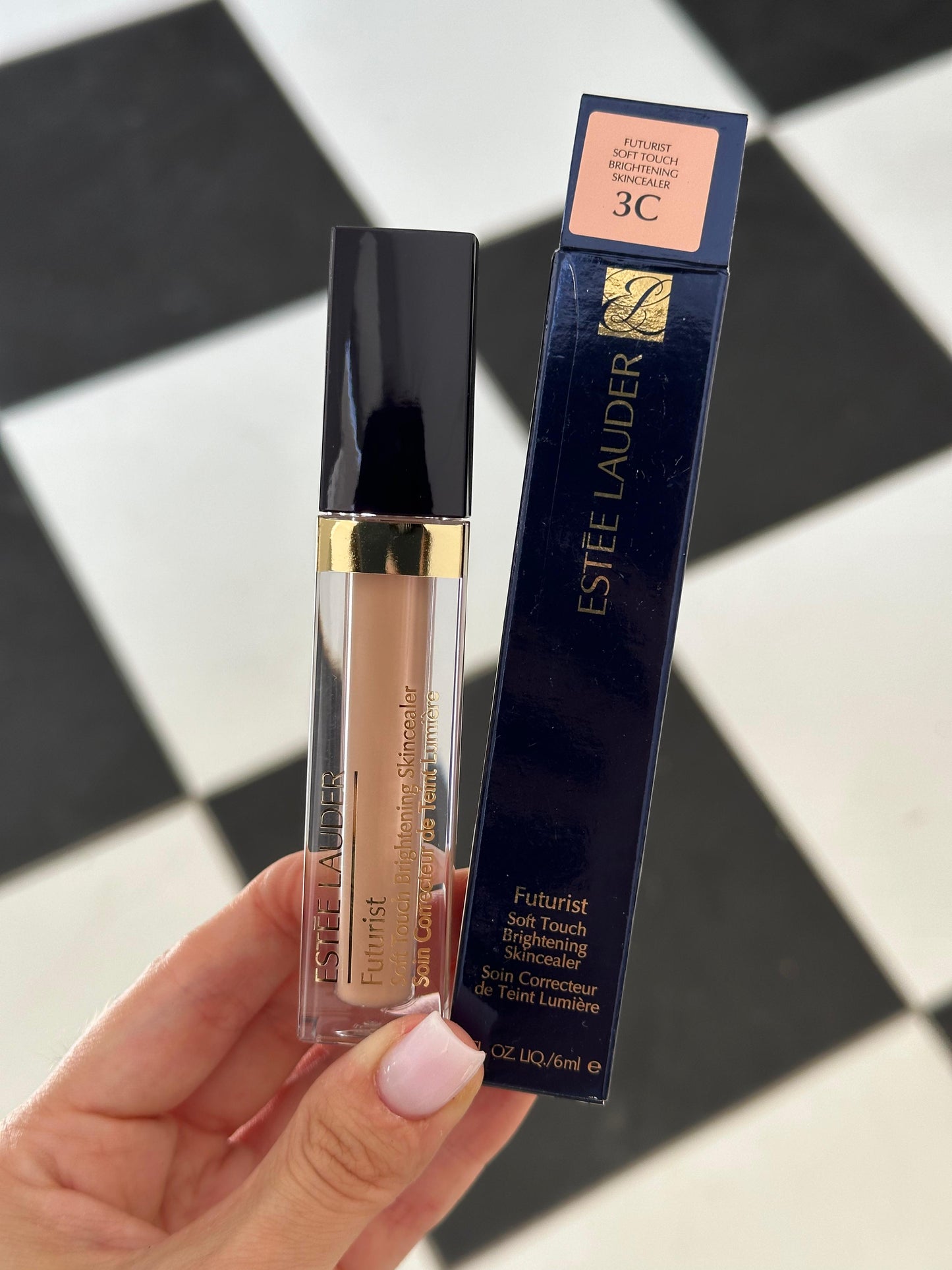 ESTÉE LAUDER Futurist
Soft Touch Brightening Skincealer Concealer