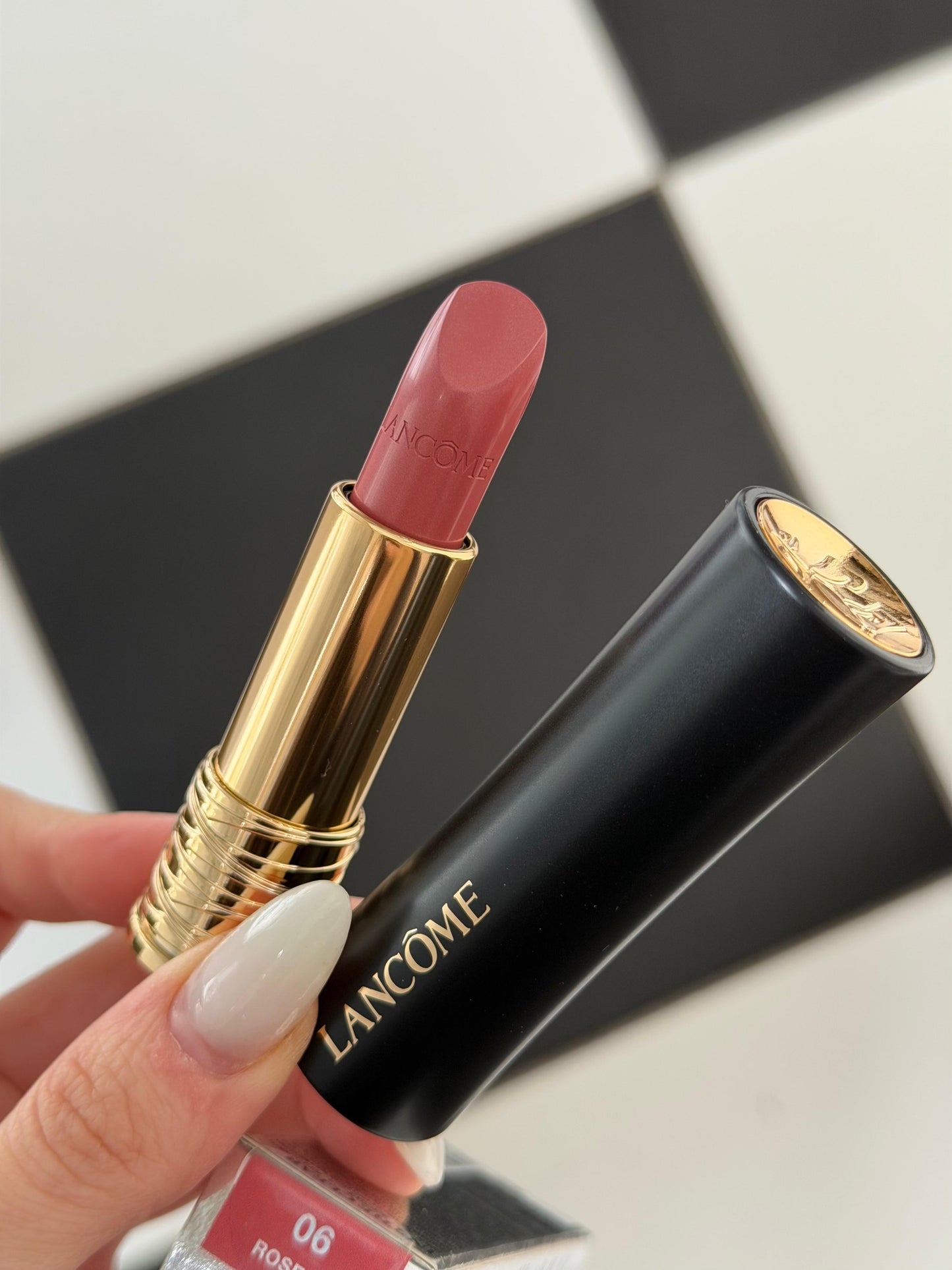 LANCÔME (06)
L'Absolu Rouge Cream Lipstick
Luminous Cream Finish 18H