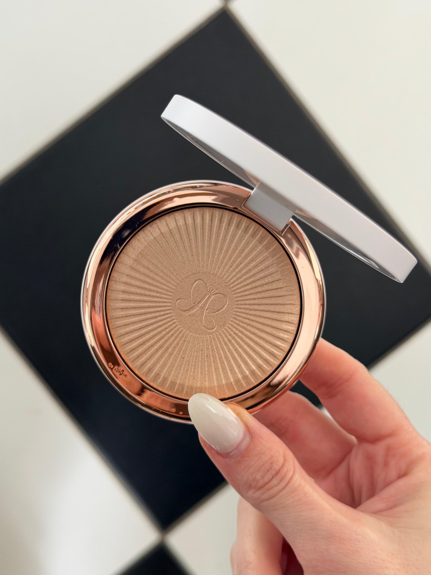 ANASTASIA BEVERLY HILLS
Glow Seeker Highlighter - Sun Idol
Illuminating Powder Radiance