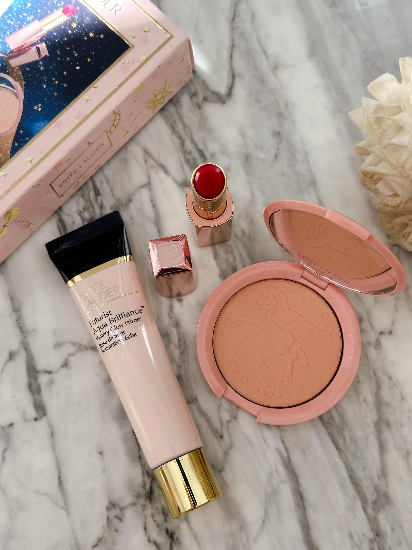 ESTÉE LAUDER Show Off Your Glow -
Holiday Makeup Gift Set