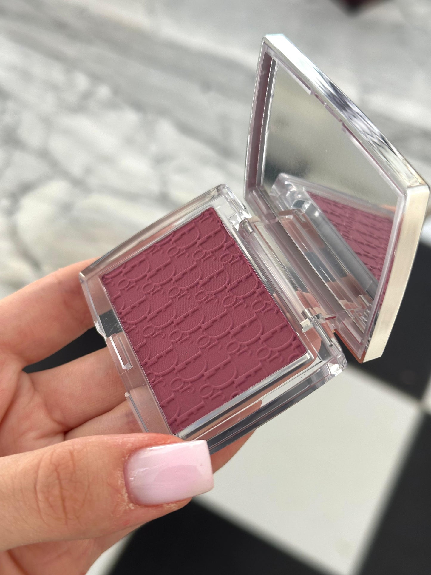 DIOR Rosy Glow 006 Berry
Color-Awakening Blush - Natural Healthy Glow Effect