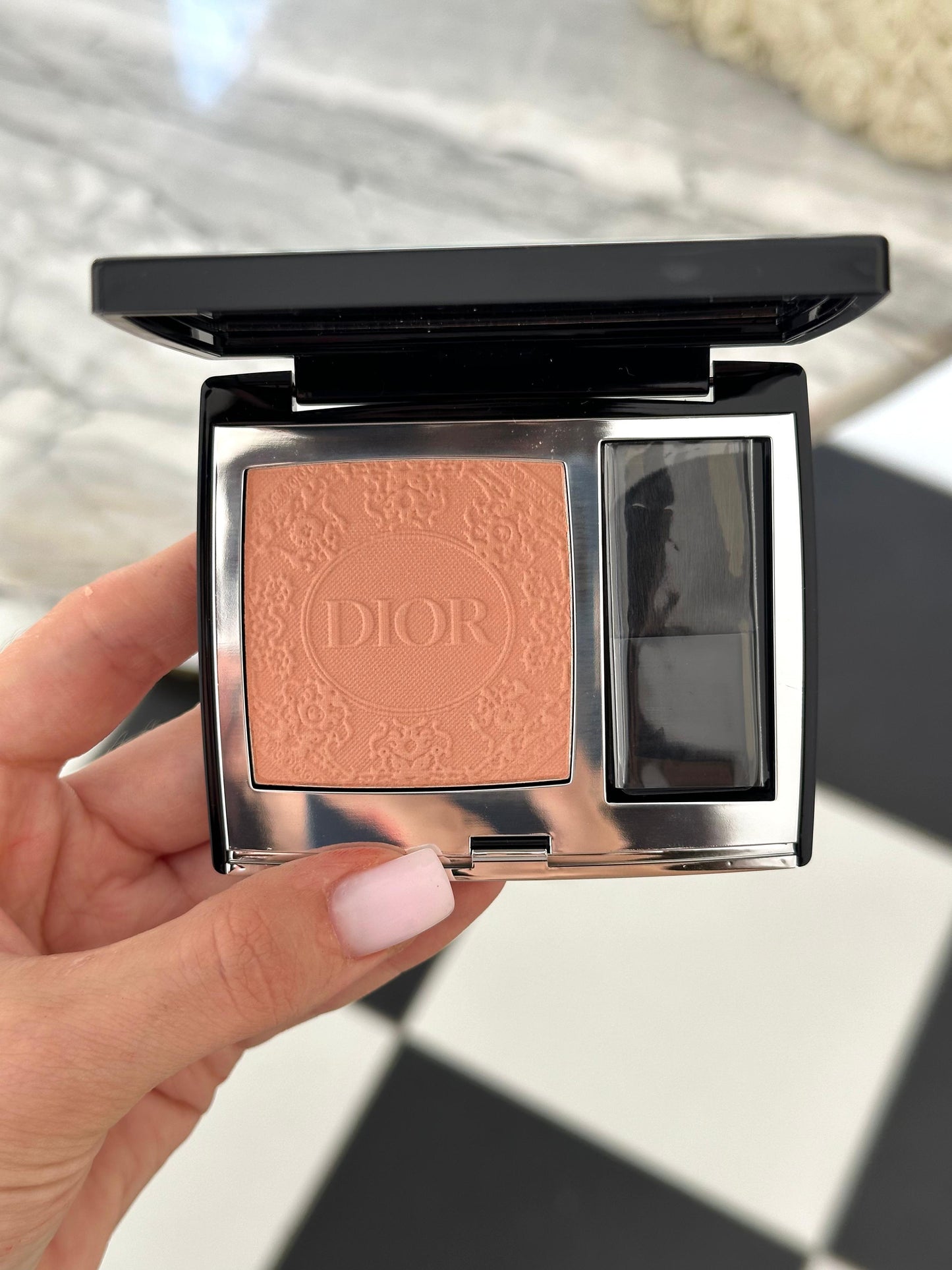DIOR Rouge Blush Satin
Couture Colour Makeup - Long Wear (211)