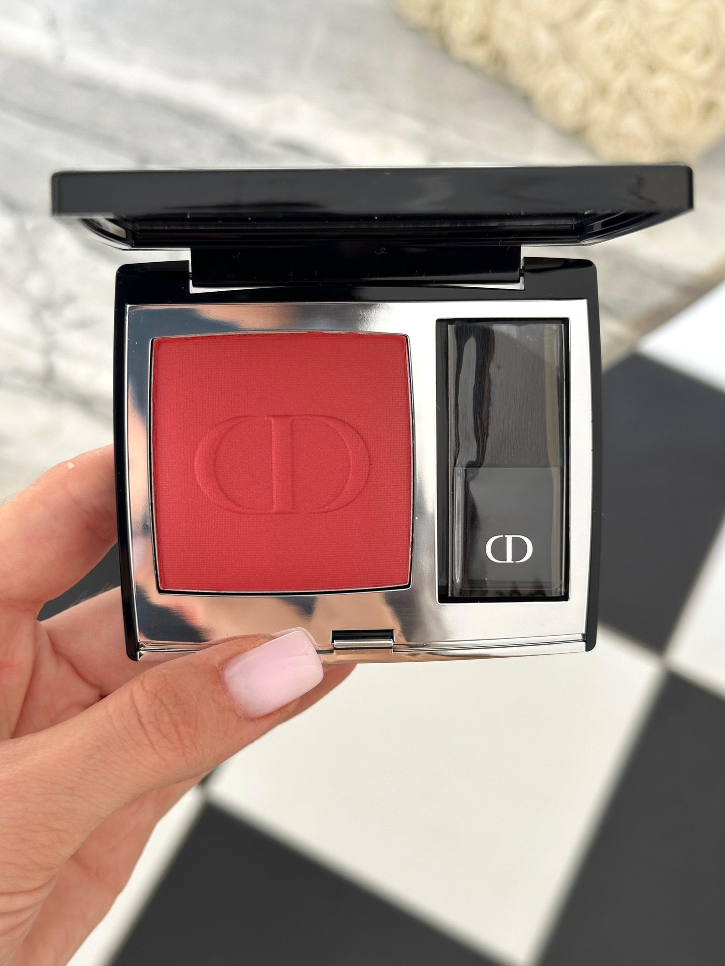 DIOR Rouge Blush Satin
Couture Colour Makeup - Long Wear (999)