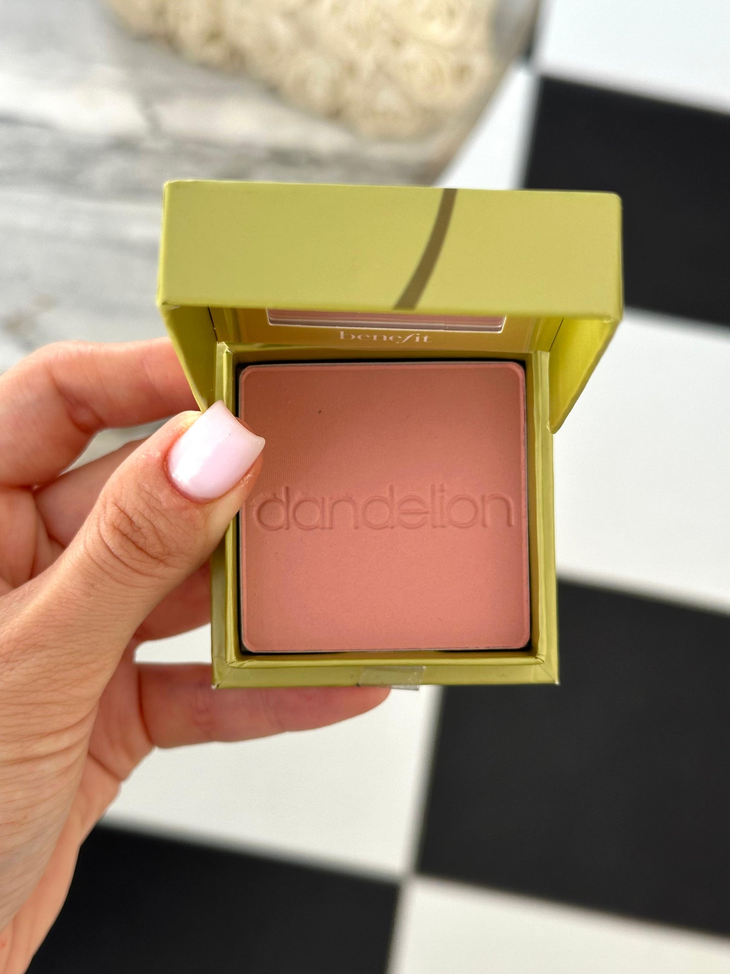 BENEFIT Dandelion
Baby-Pink Brightening Blush