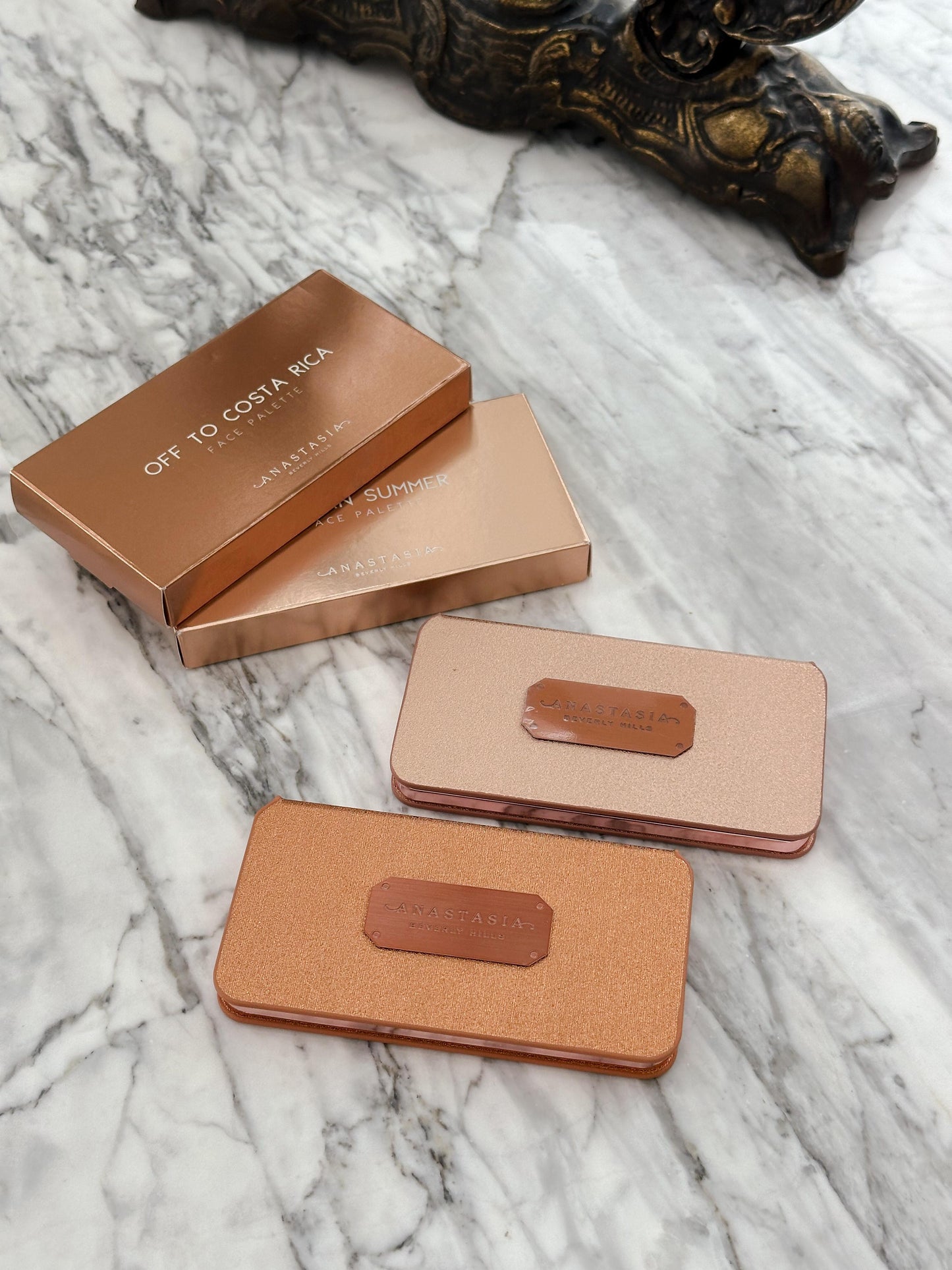 ANASTASIA BEVERLY HILLS Off To Costa Rica
All-in-one Face Palette Featuring Bronzer, Highlighter and Blush
