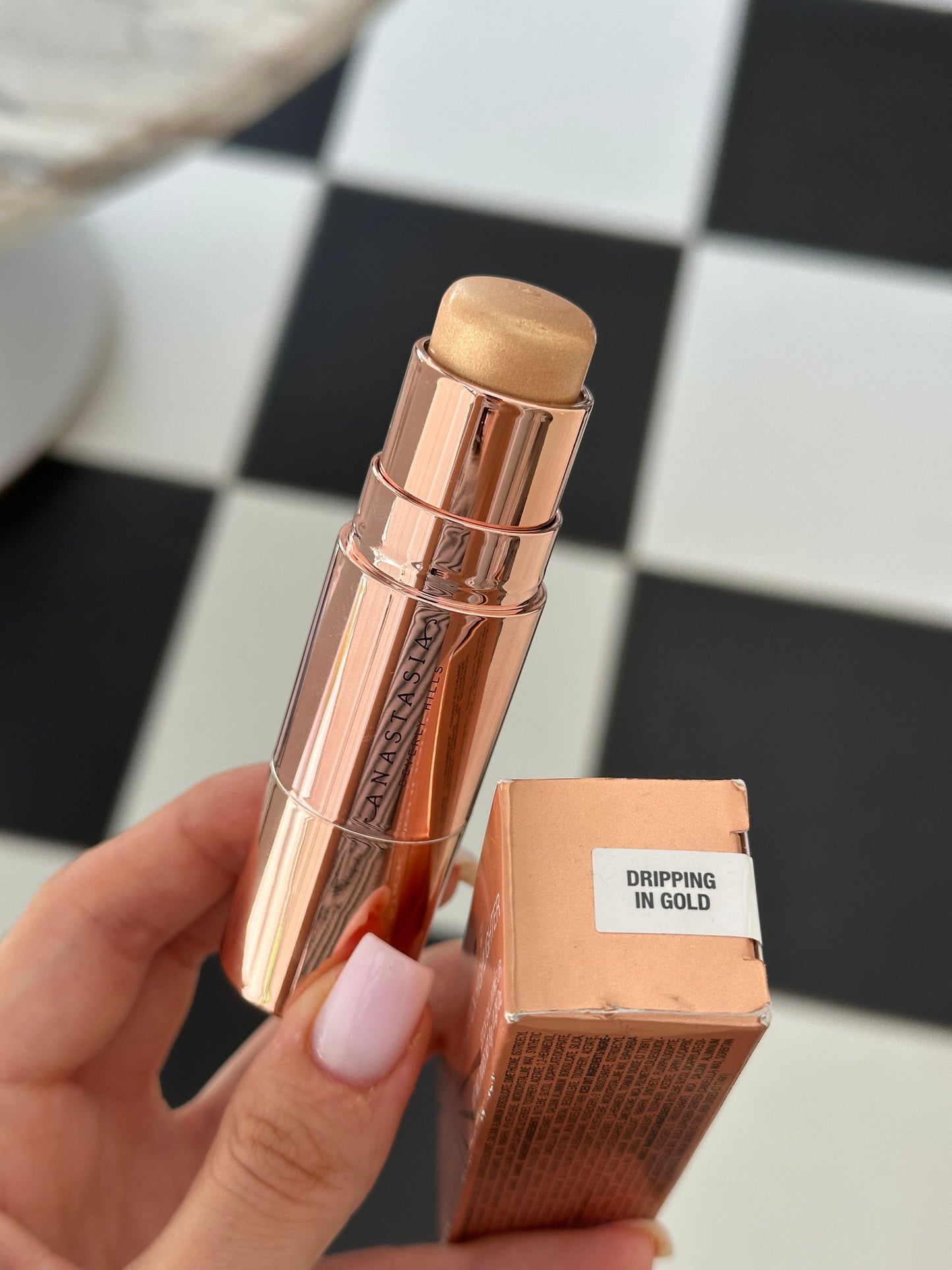 ANASTASIA BEVERLY HILLS Stick Highlighter - Dripping in Gold
Weightless Cream For Instant Luminosity