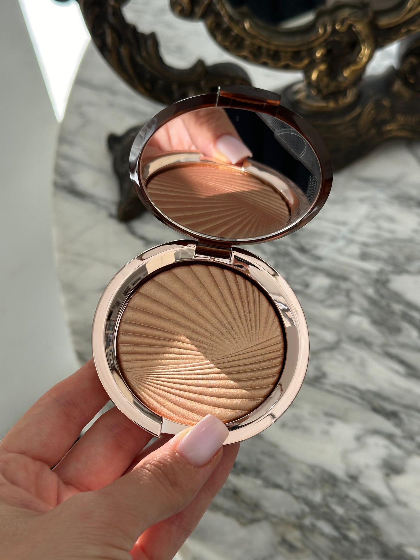 ESTÉE LAUDER Bronze Goddess (01)
Highlighting Powder Gelée