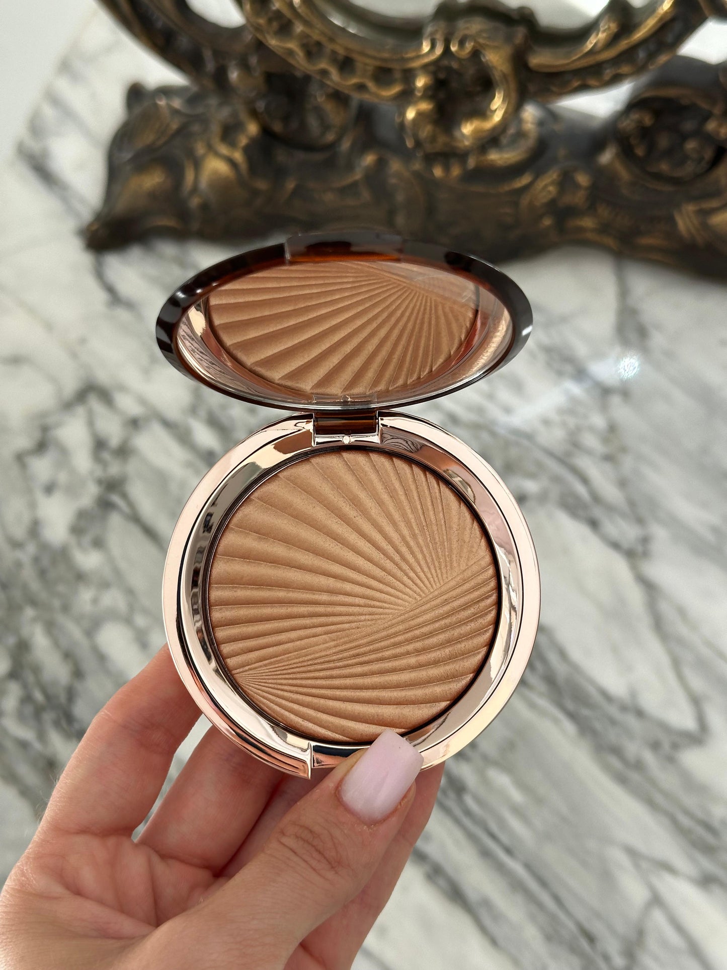 ESTÉE LAUDER Bronze Goddess (02)
Highlighting Powder Gelée