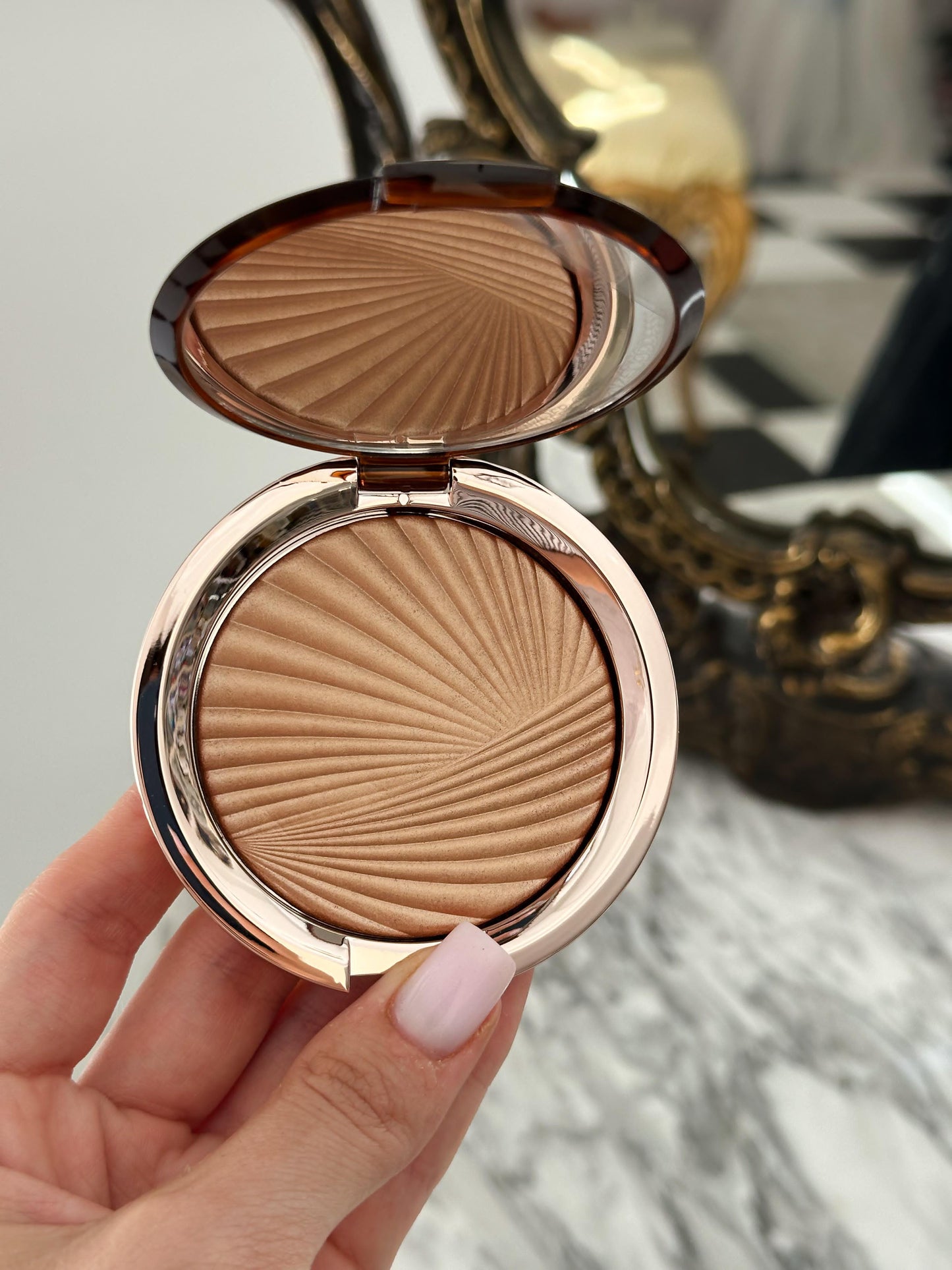 ESTÉE LAUDER Bronze Goddess (02)
Highlighting Powder Gelée