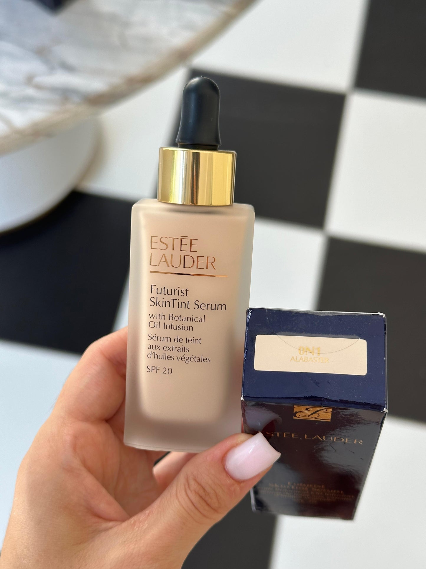 ESTÉE LAUDER Futurist SkinTint Serum Foundation
With Botanical Oil Infusion SPF20