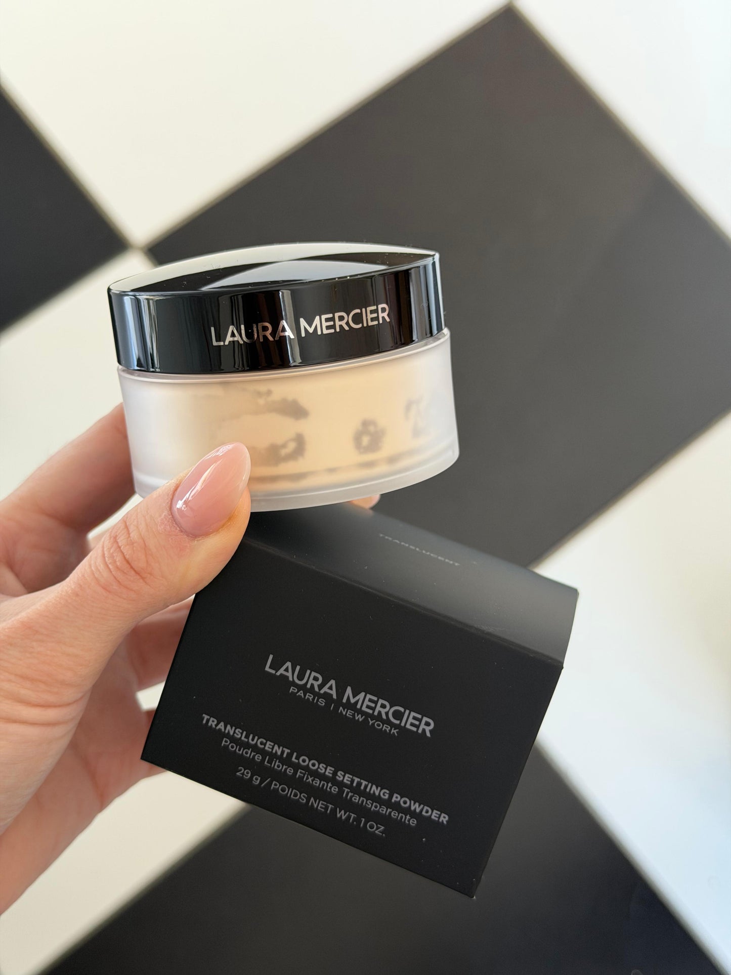 LAURA MERCIER
Translucent Loose Setting Powder
16H Shine Control - Translucent