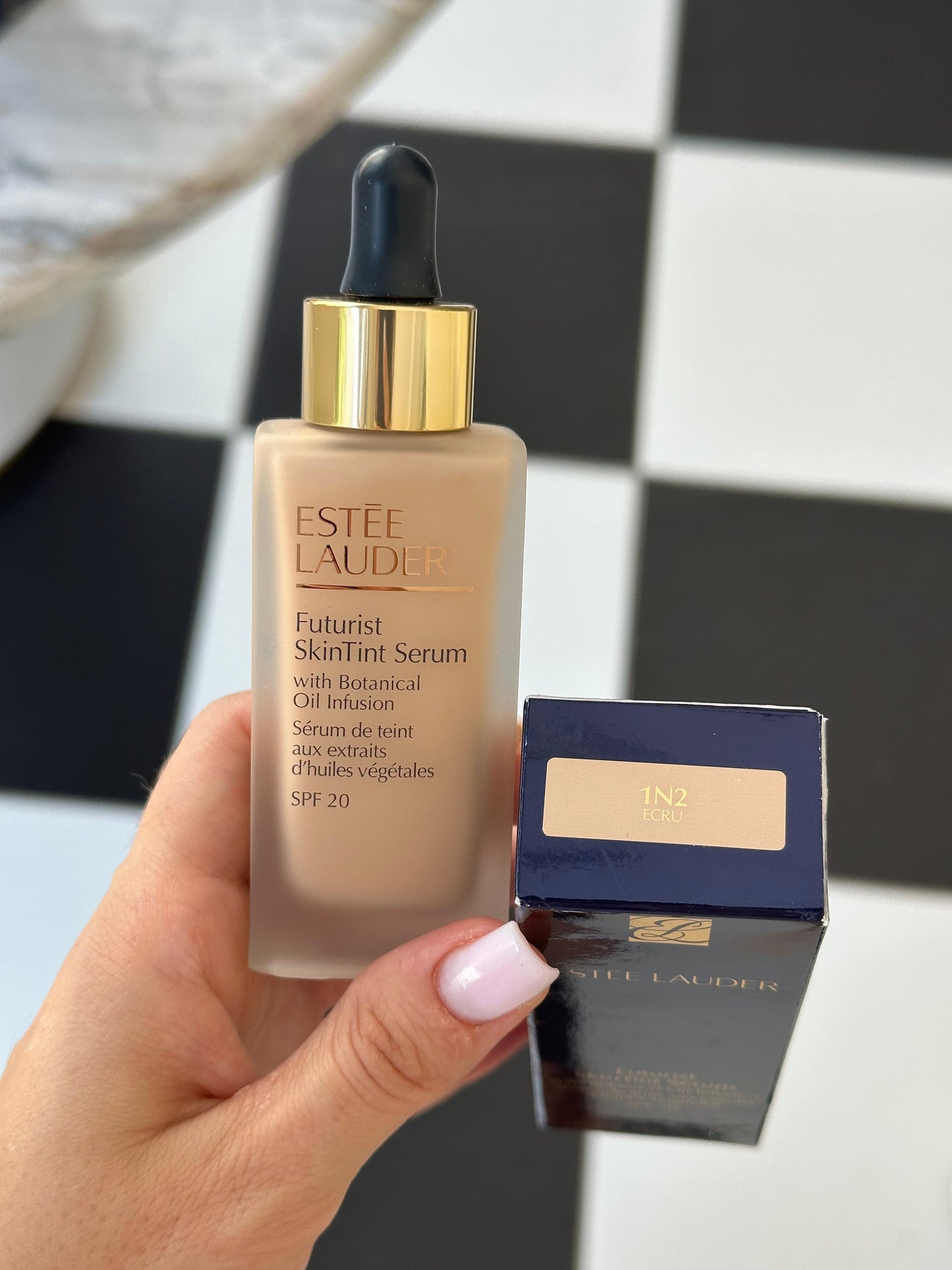 ESTÉE LAUDER Futurist SkinTint Serum Foundation
With Botanical Oil Infusion SPF20