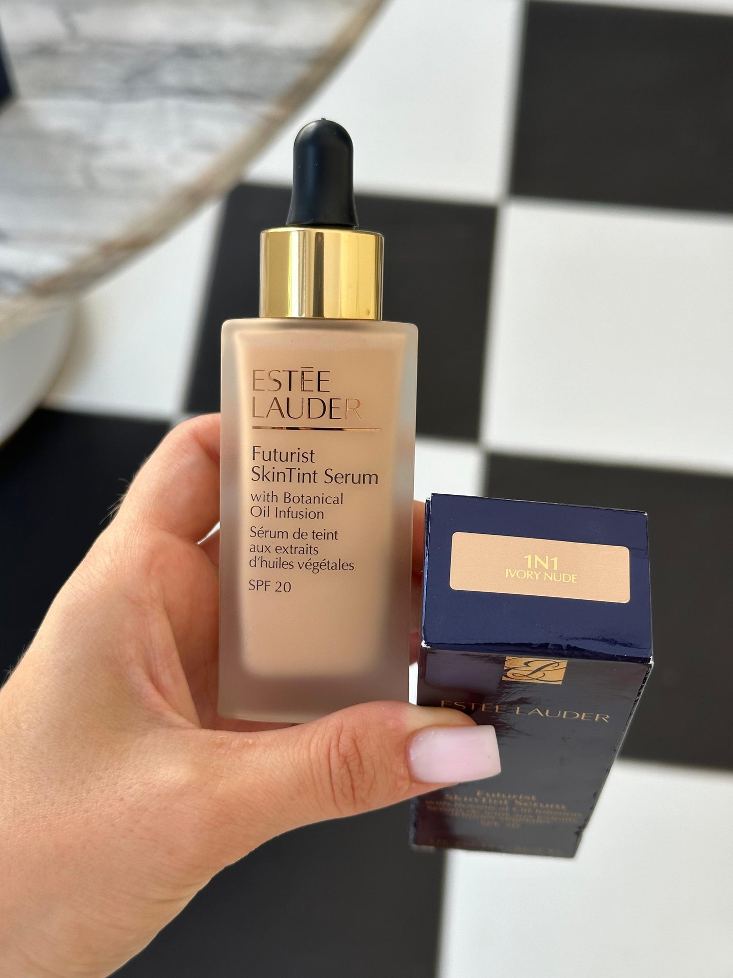 ESTÉE LAUDER Futurist SkinTint Serum Foundation
With Botanical Oil Infusion SPF20