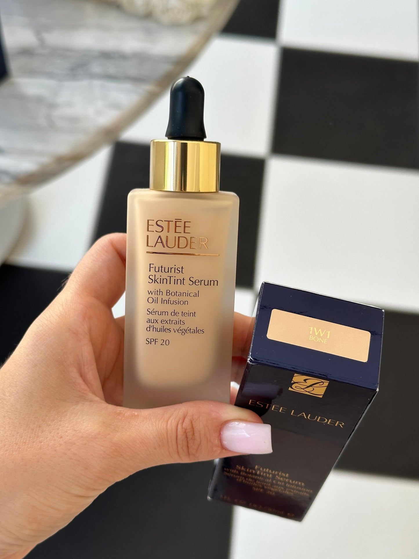 ESTÉE LAUDER Futurist SkinTint Serum Foundation
With Botanical Oil Infusion SPF20